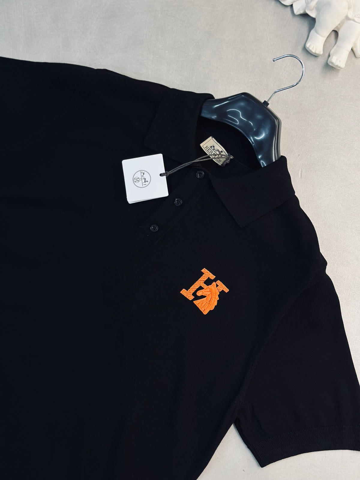 CAMISETA POLO HER NEGRA TEJIDO H NARANJA