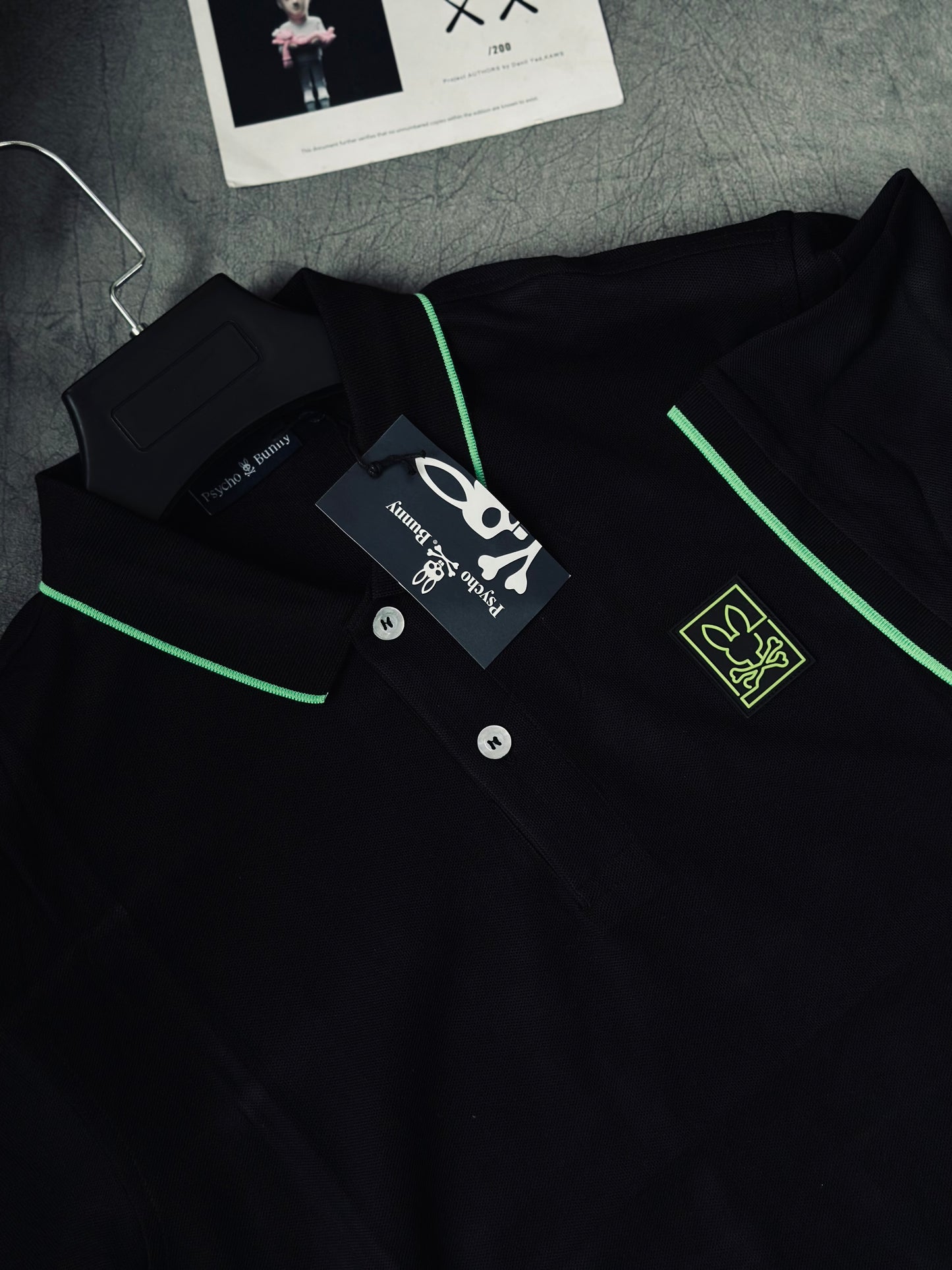 CAMISETA POLO PSY NEGRA  CUELLO DETALLE VERDE