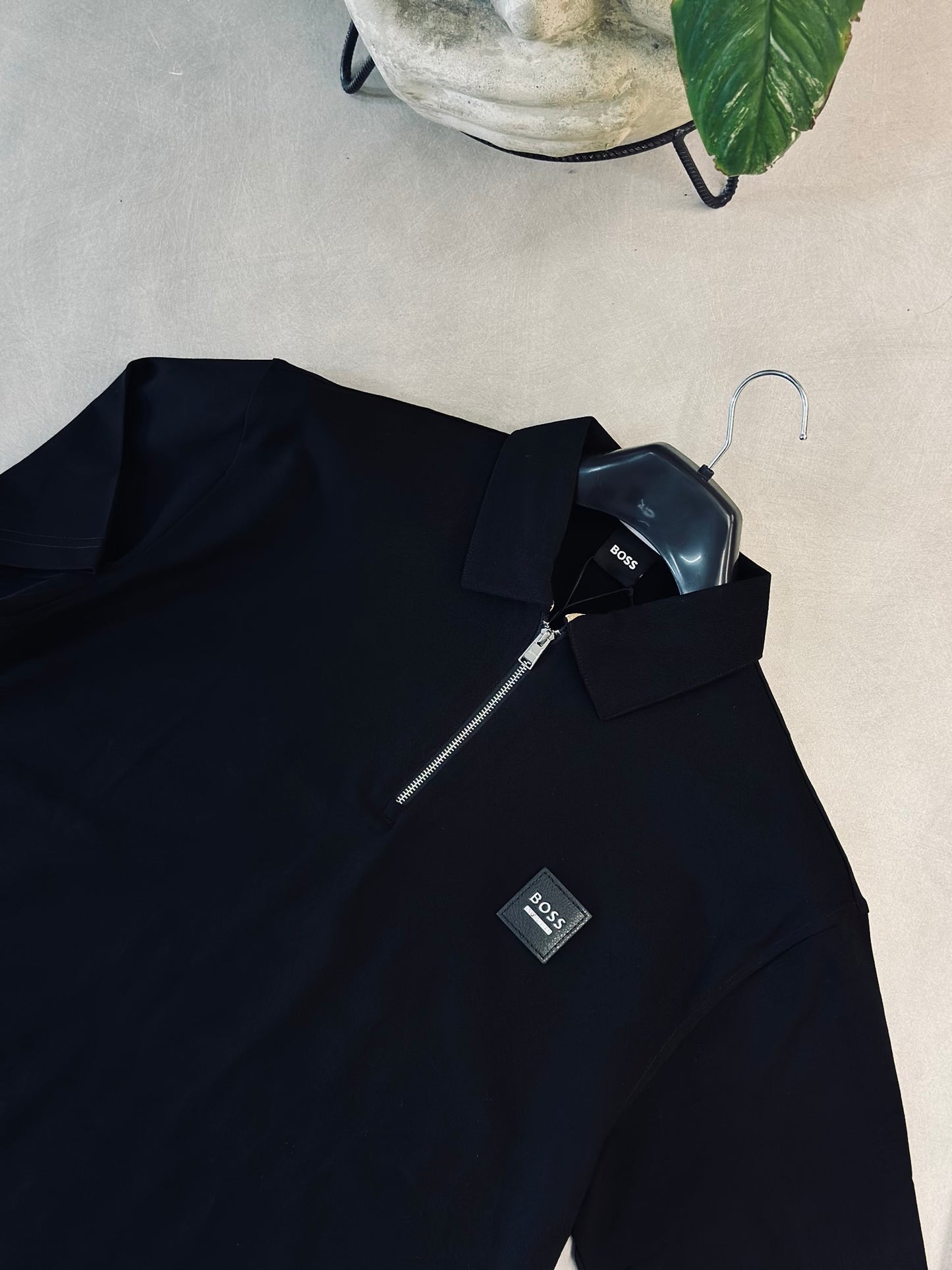 CAMISETA POLO BOS NEGRA CREMALLERA PLACA CUERINA