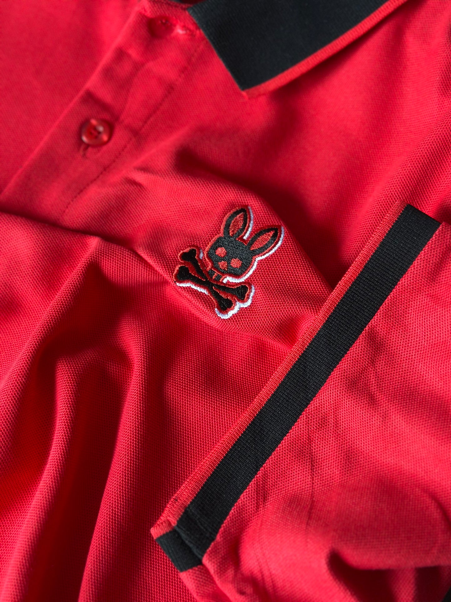 CAMISETA POLO PSY ROJA CUELLO NEGRO