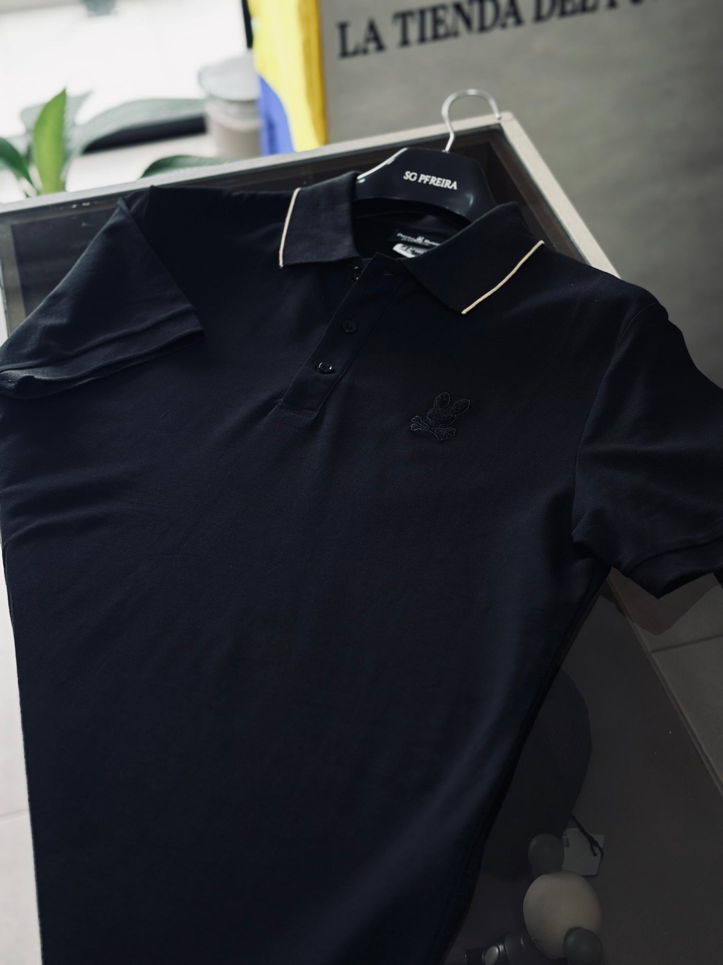 CAMISETA POLO PSY NEGRA LOGO GAMUSA