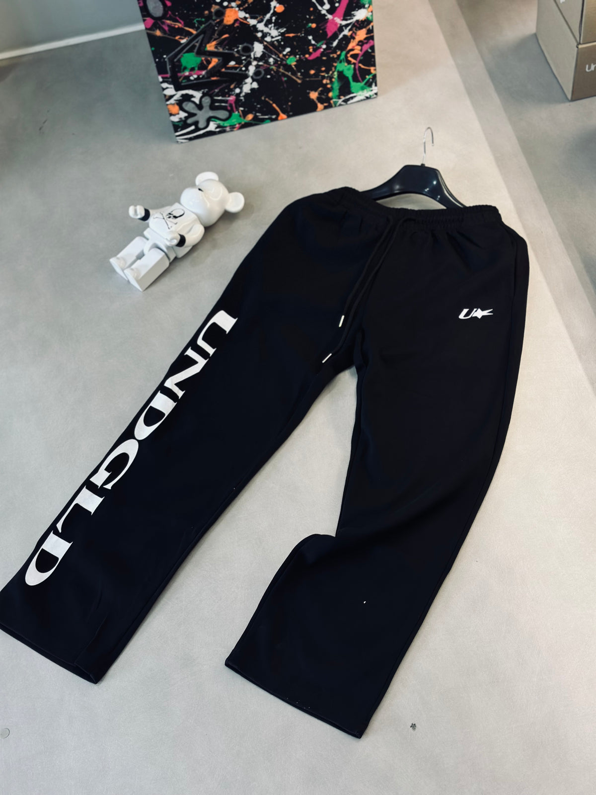 SUDADERA UND NEGRO CLASICO UND BLANCO