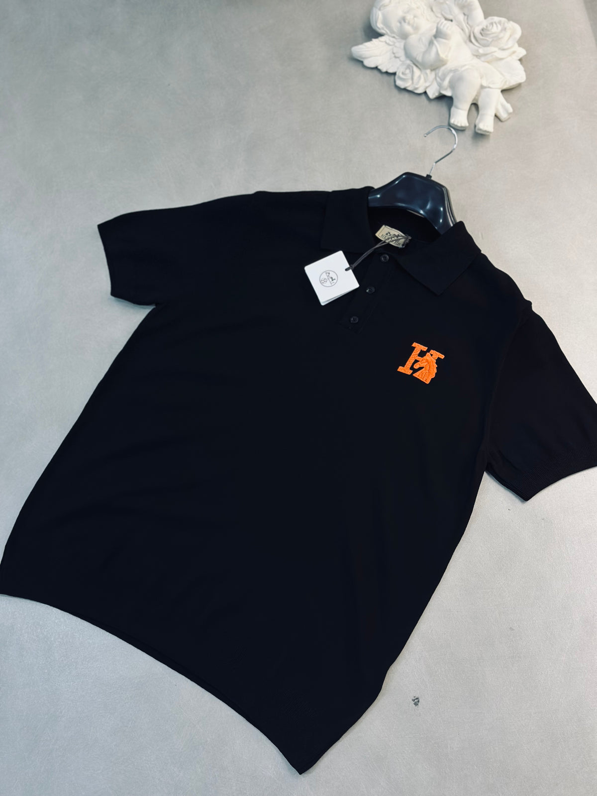 CAMISETA POLO HER NEGRA TEJIDO H NARANJA