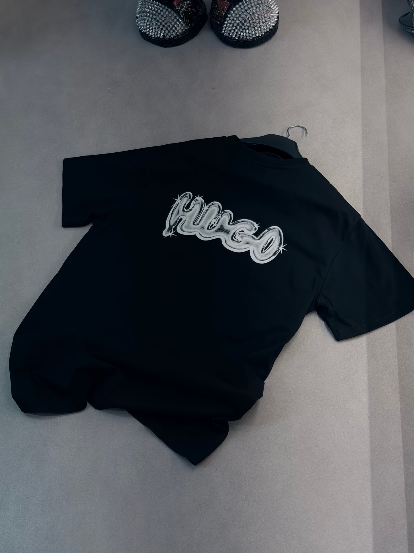 CAMISETA SLIM HUG NEGRA GRAFITI HUG