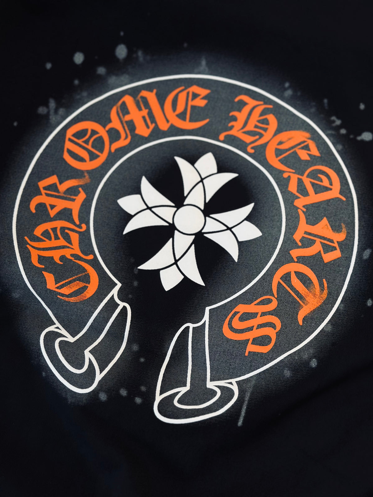 CAMISETA OVERSIZE CHR NEGRA LETRA NARANJA