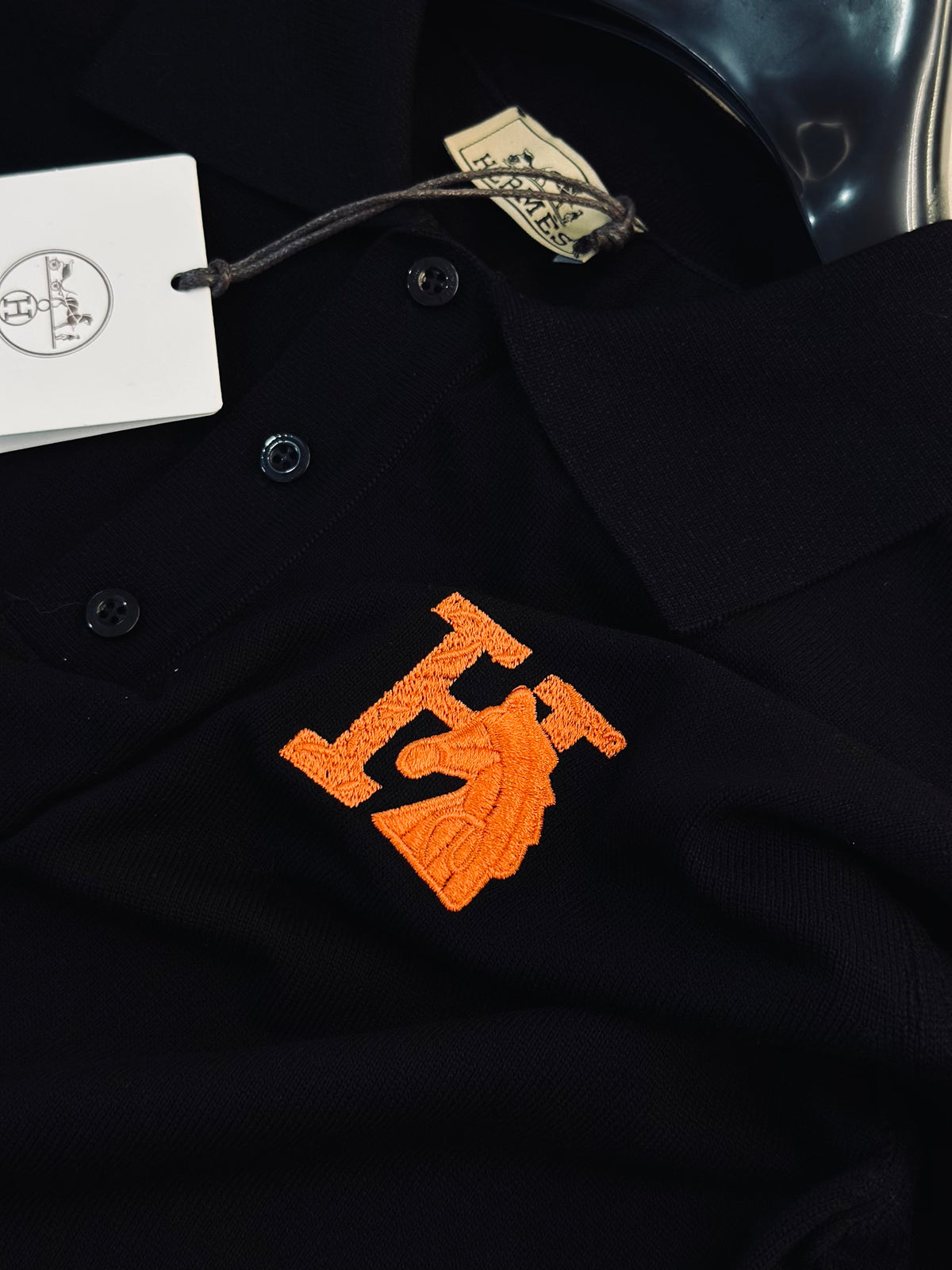 CAMISETA POLO HER NEGRA TEJIDO H NARANJA