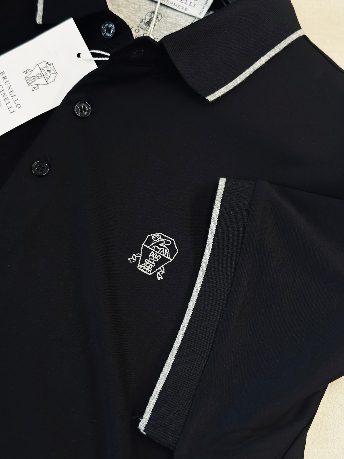 CAMISETA POLO BRU NEGRA LOGO TEJIDO
