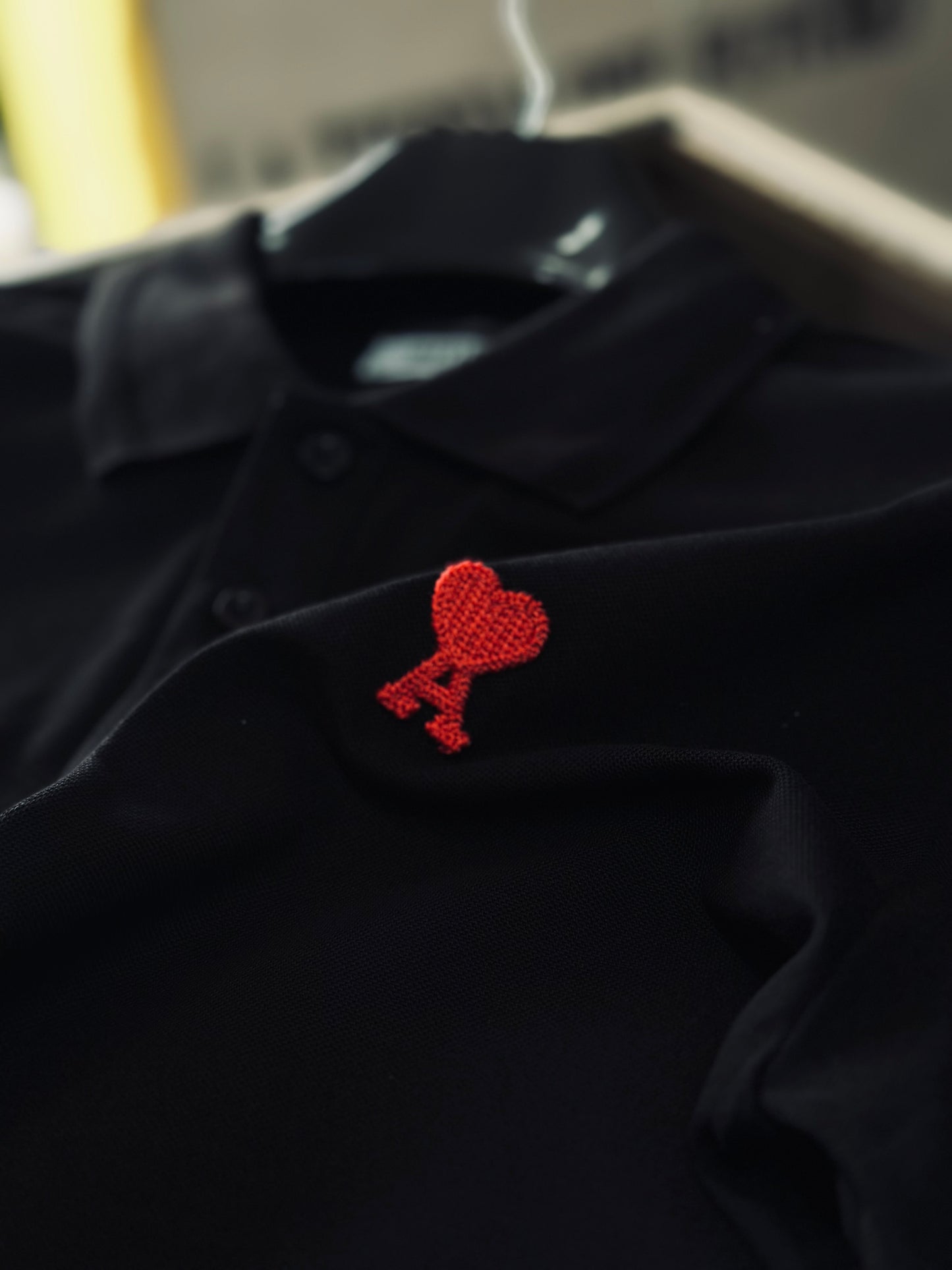 CAMISETA POLO AMI NEGRA LOGO ROJO