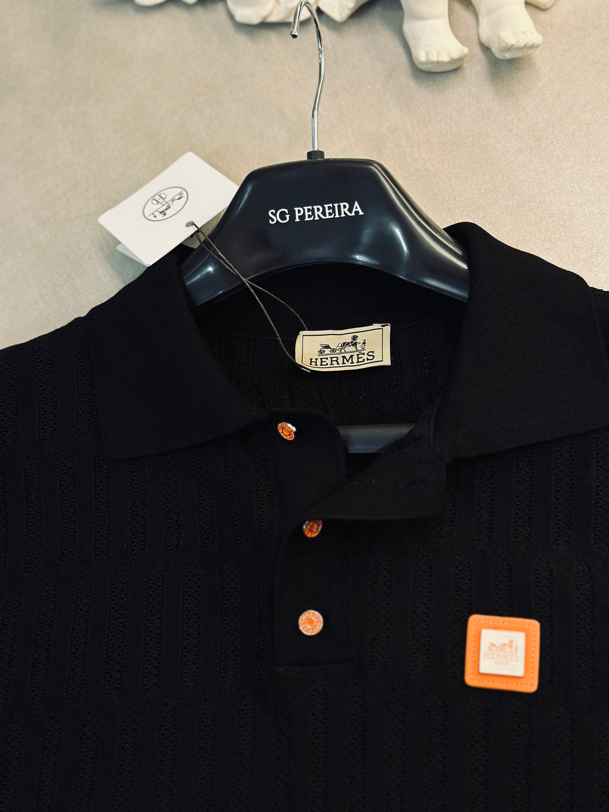 CAMISETA POLO HER NEGRA TEJIDO CUADRO NARANJA