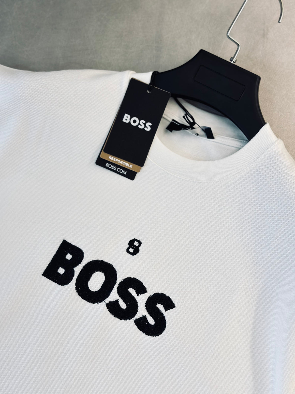 CAMISETA SEMI OVERSIZE BOS BLANCA 8 BORDADO