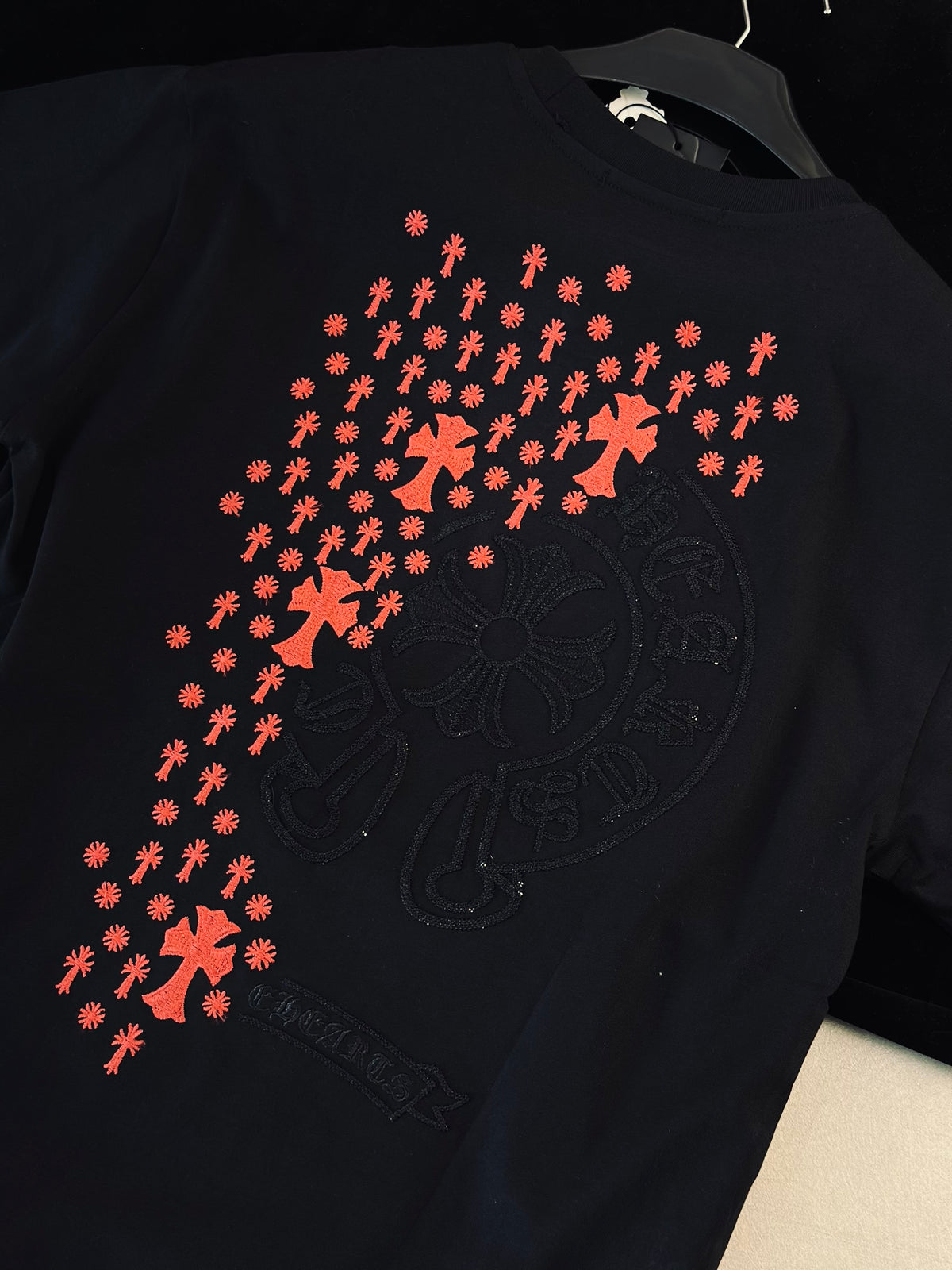 CAMISETA OVERSIZE CHR NEGRA CRUCES TEJIDO ROJO