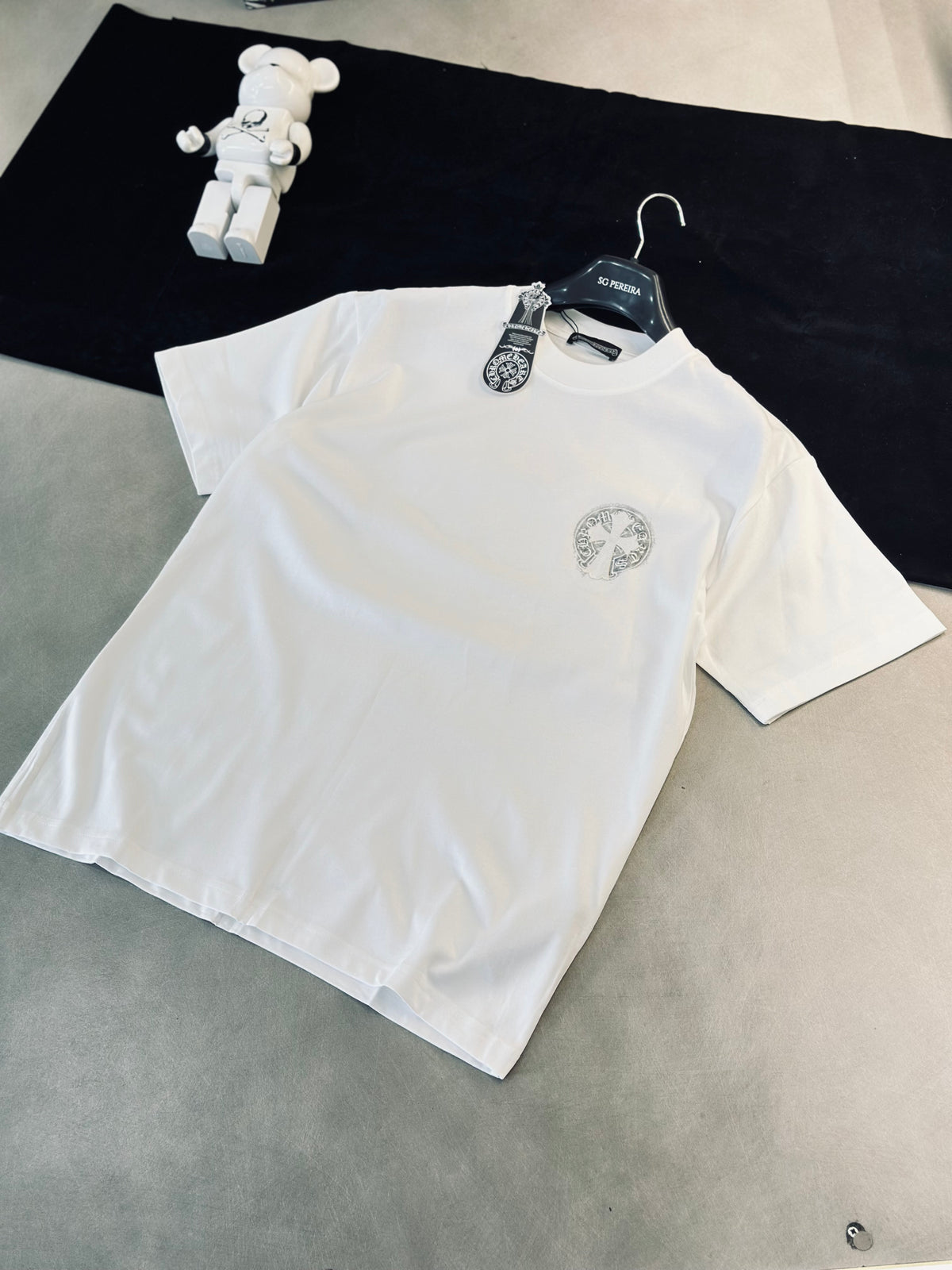 CAMISETA OVERSIZE CHR BLANCA CRUZ FONDO GRIS