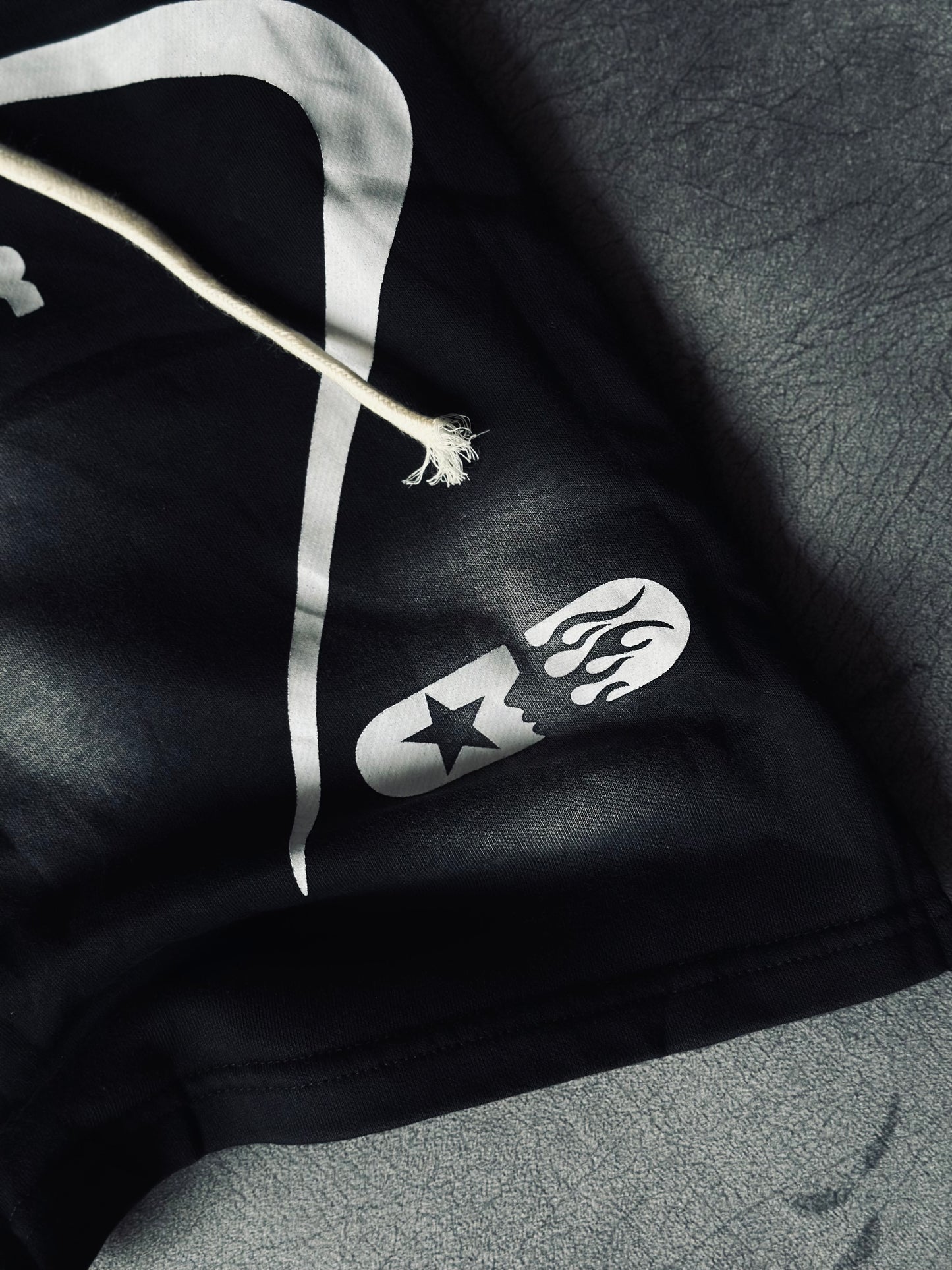 PANTALONETA HEL NEGRA DESGASTE LOGO BLANCO