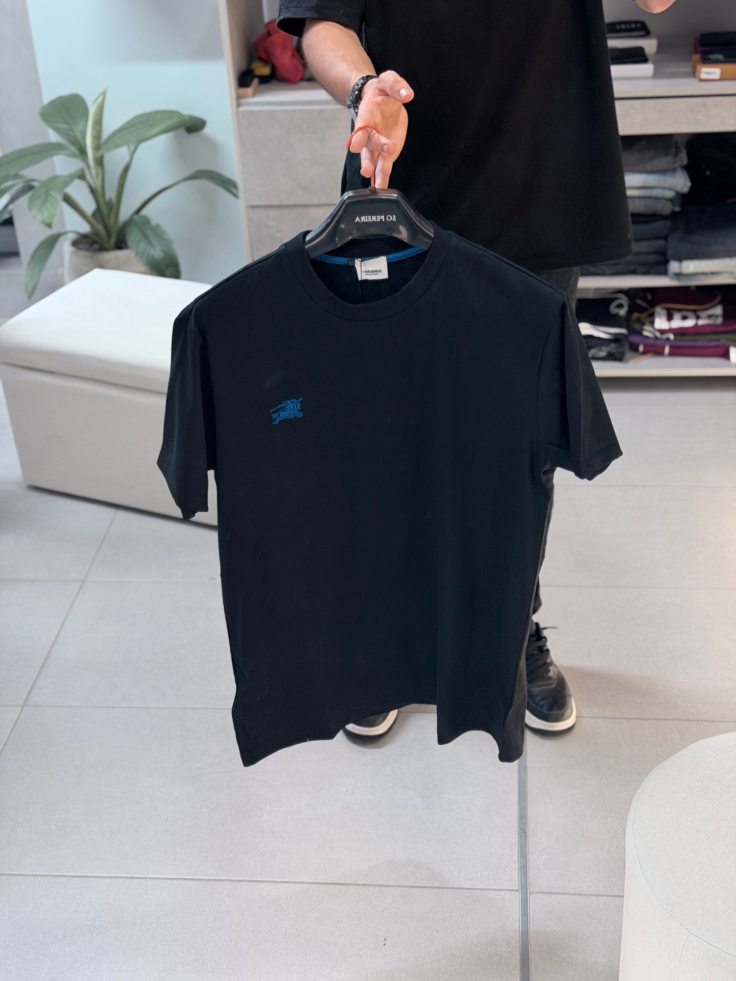 CAMISETA SLIM BUR NEGRA TEJIDO AZUL