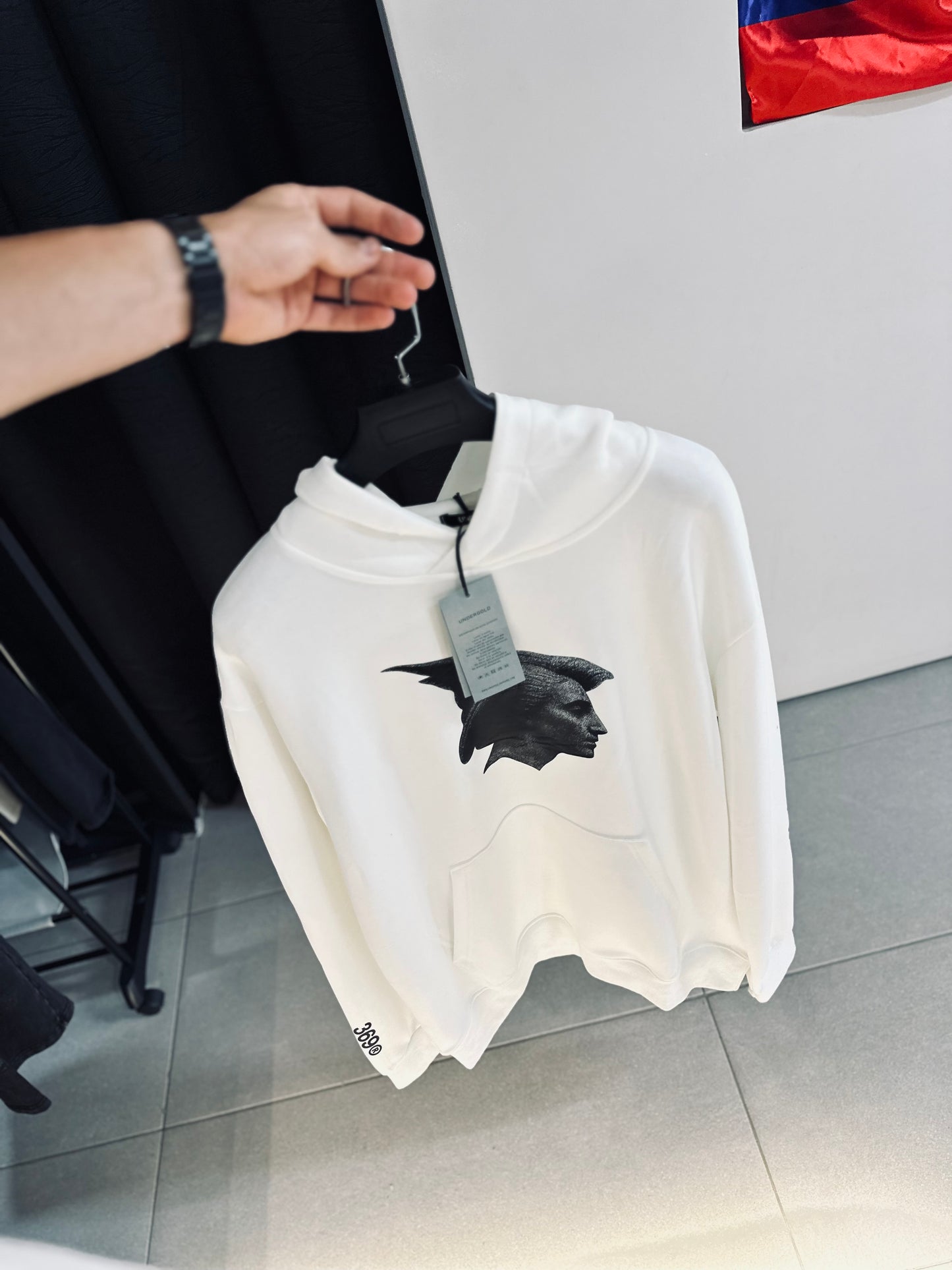 HOODIE UND BLANCO ROSTRO FRONTAL