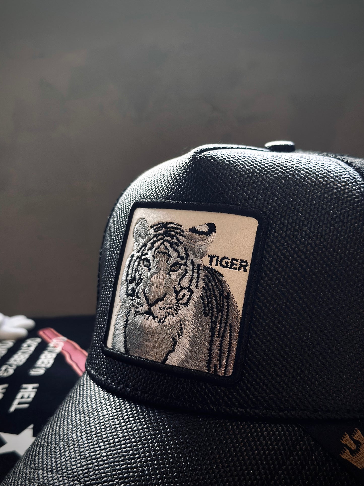 GORRA PREMIUM GOO NEGRA CUERINA TIGRE BLANCO