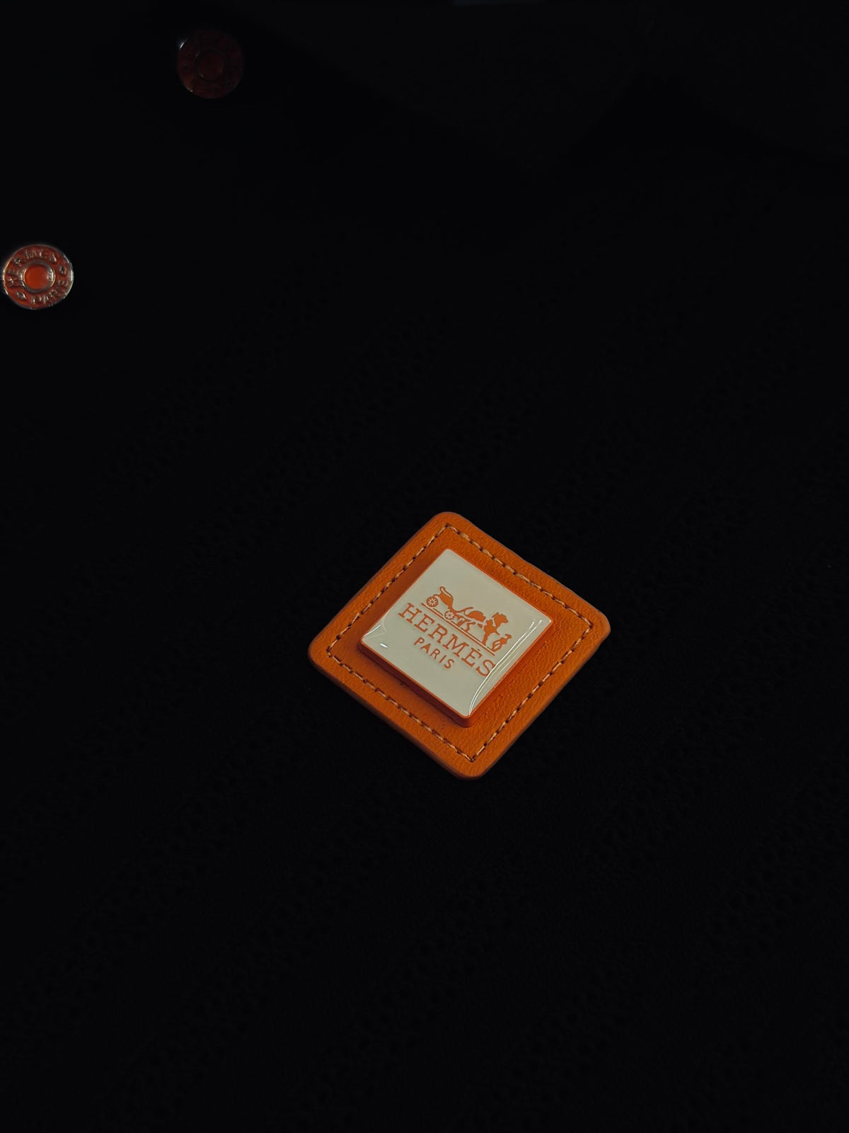 CAMISETA POLO HER NEGRA TEJIDO CUADRO NARANJA