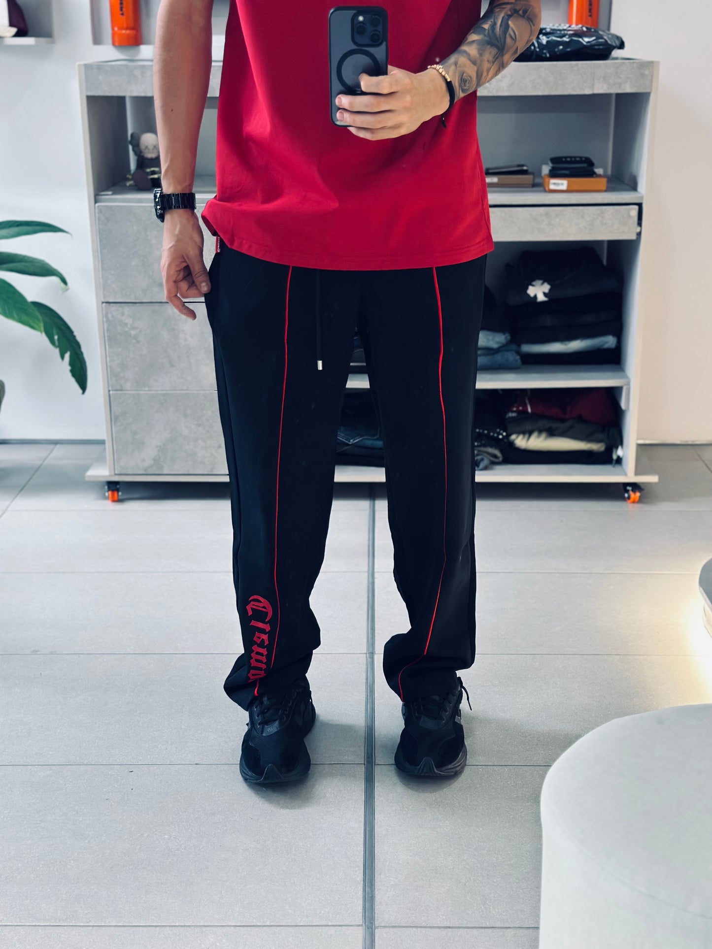 SUDADERA CLE NEGRA DELINEADO ROJO