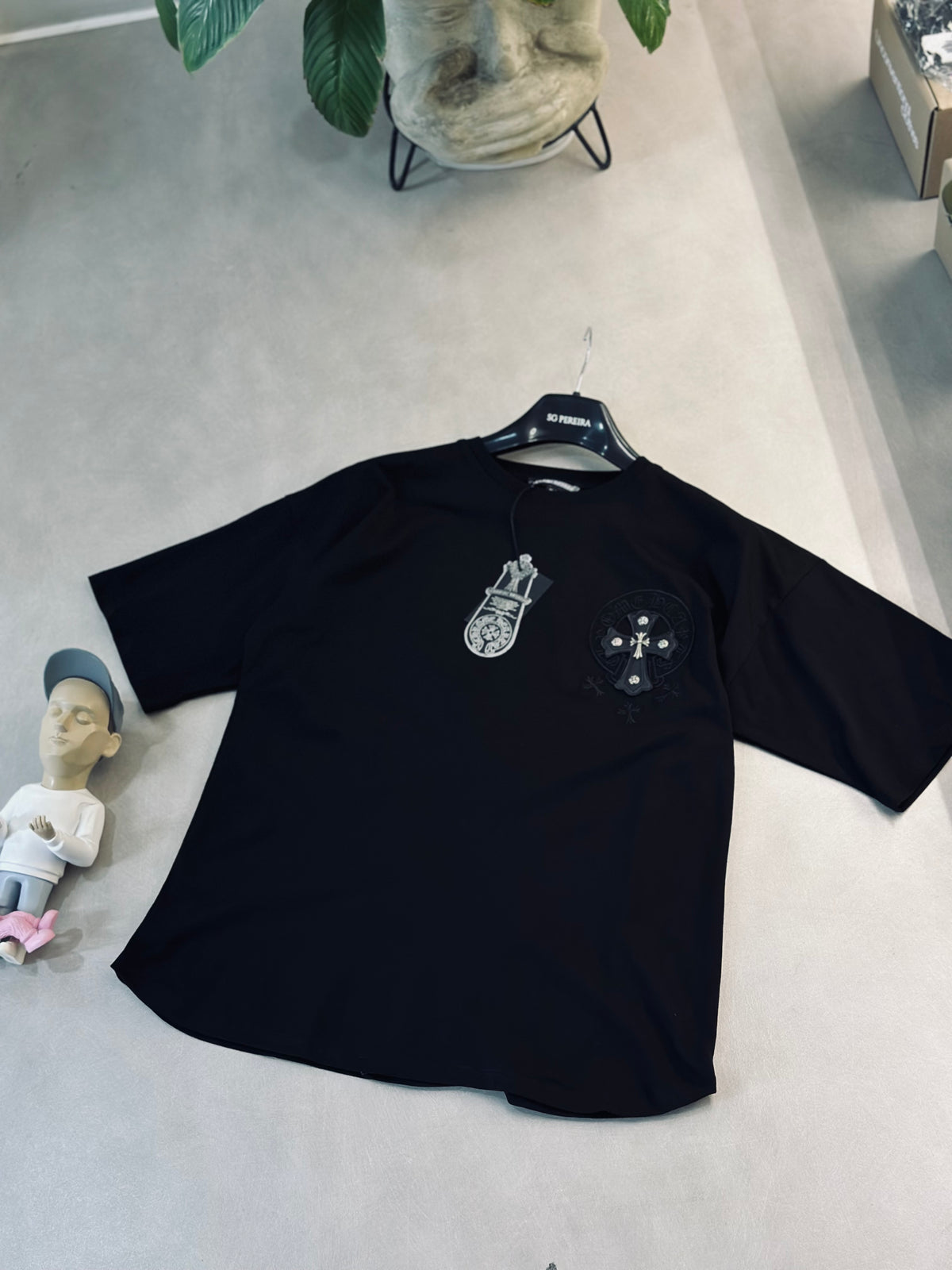 CAMISETA OVERSIZE CHR NEGRA CRUZ CUERINA