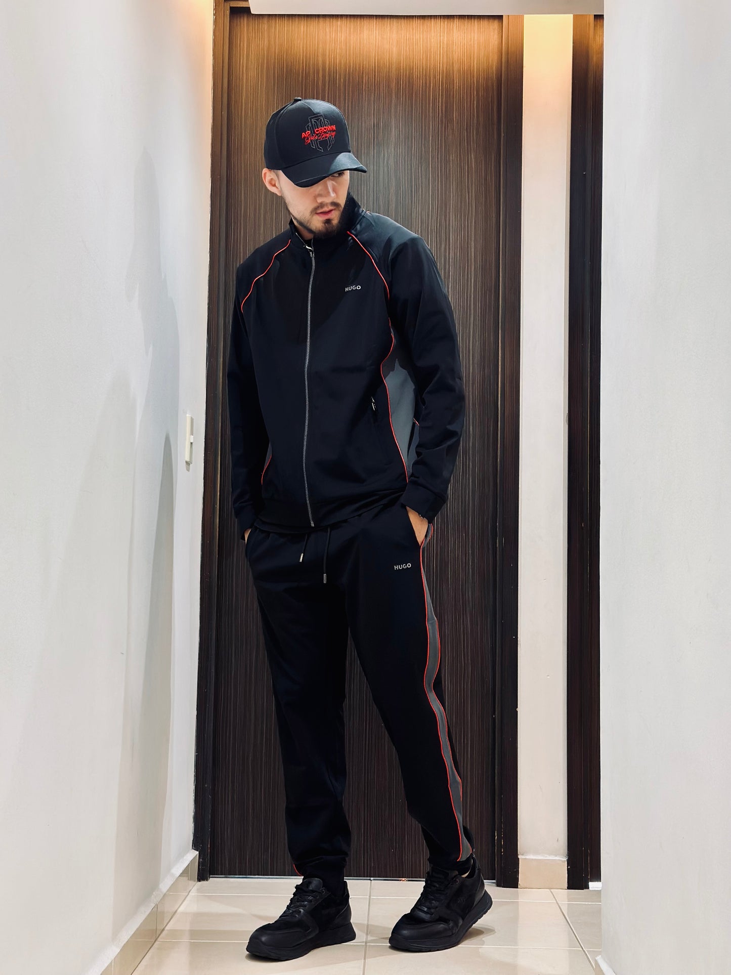 CONJUNTO DE LUJO HUG NEGRO FRANJA ROJA