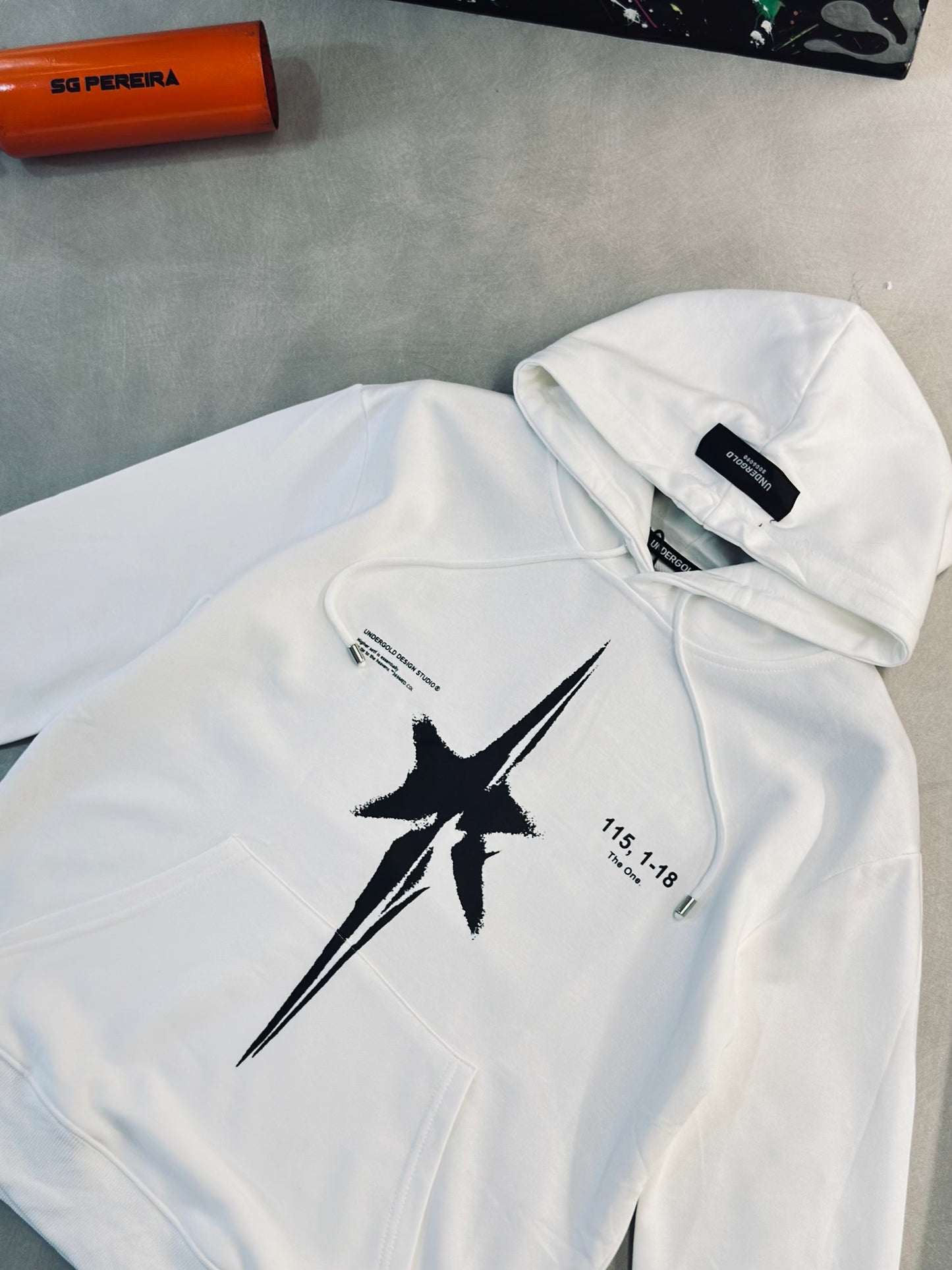 HOODIE UND BLANCA ESTRELLA NEGRA