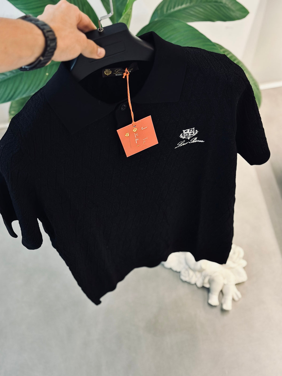 CAMISETA POLO LOR NEGRA TEJIDO BORDADO BLANCO