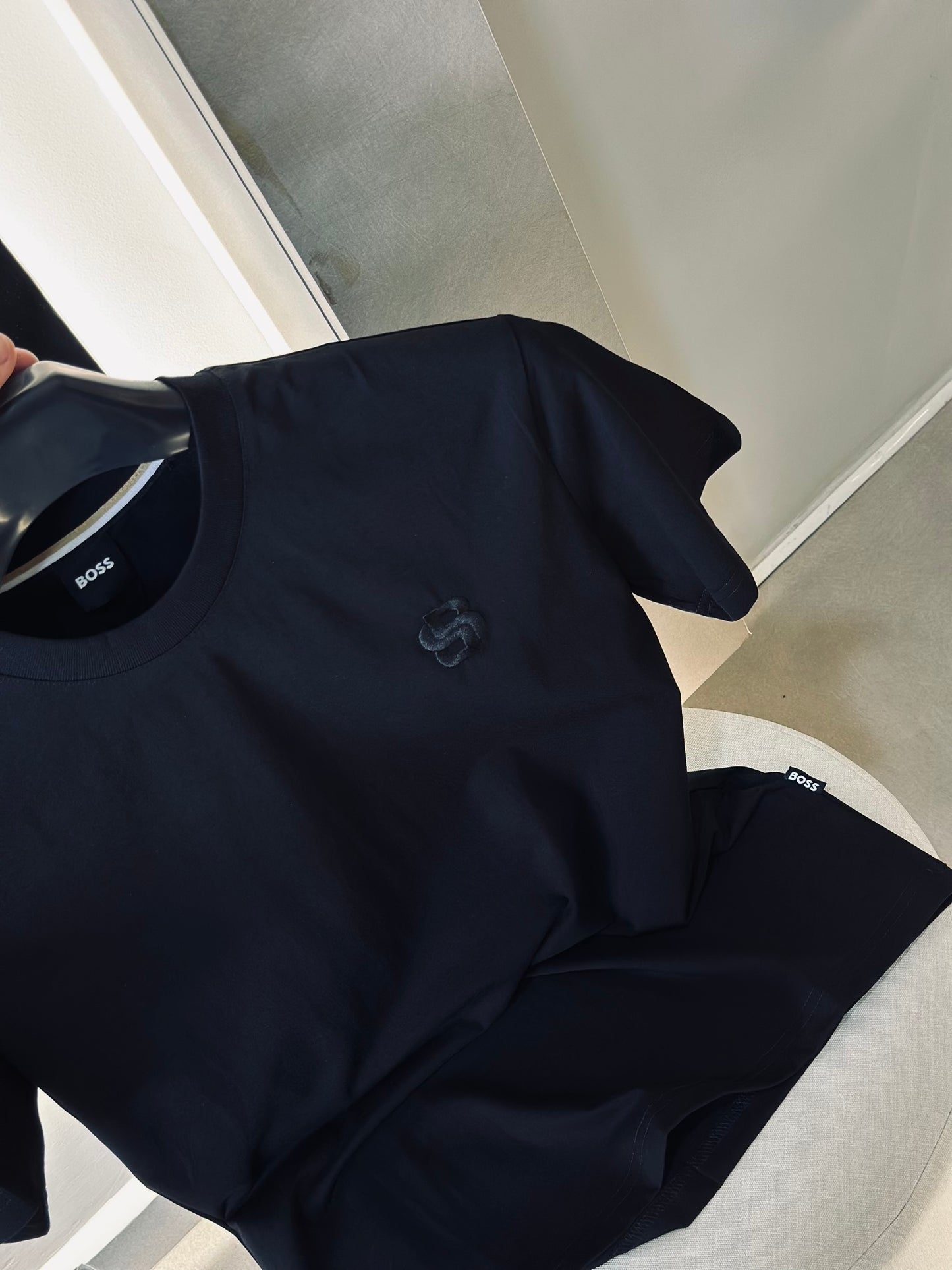 CAMISETA SLIM BOS NEGRA BB CRUZADO