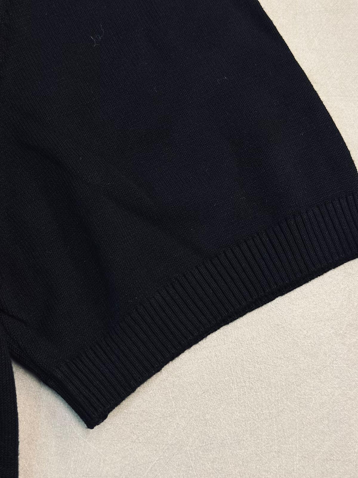 CAMISETA OVERSIZE TEJIDA HER NEGRA CABALLO BORDADO NARANJ