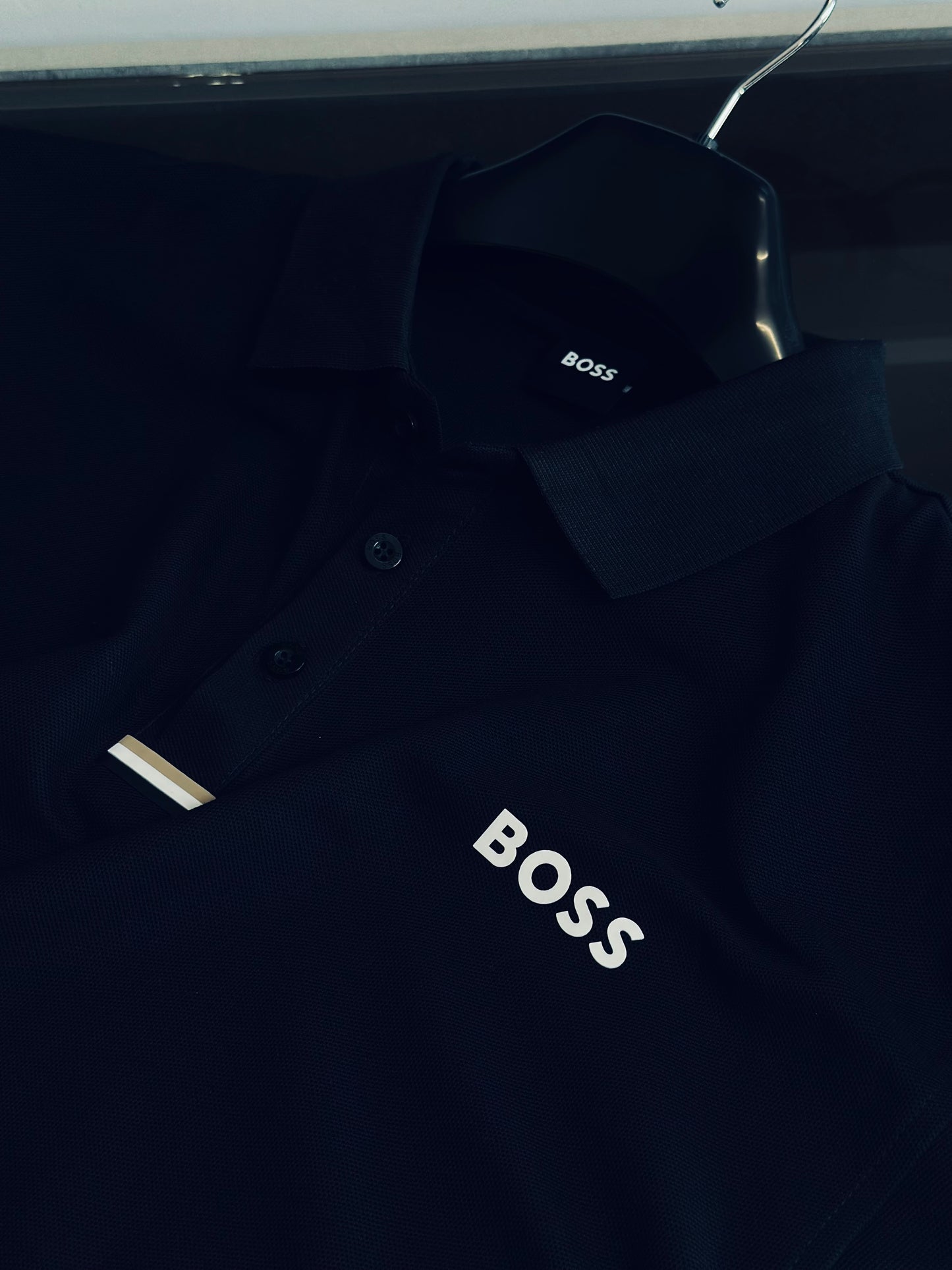 CAMISETA POLO BOS NEGRA BANDERA BOTONES