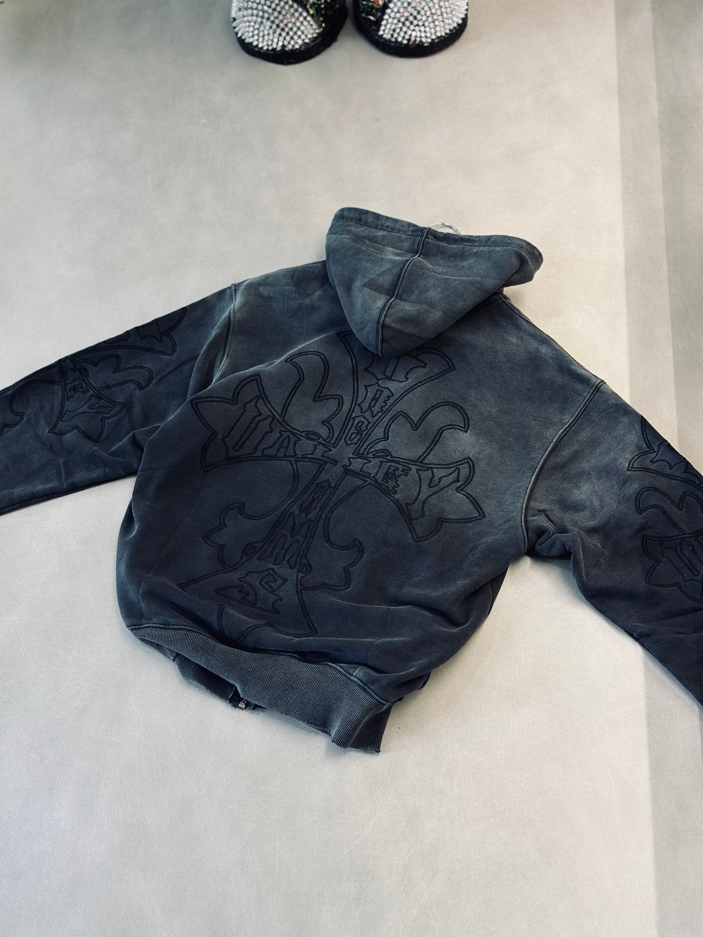 CHAQUETA VAL GRIS CRUZ BORDADO
