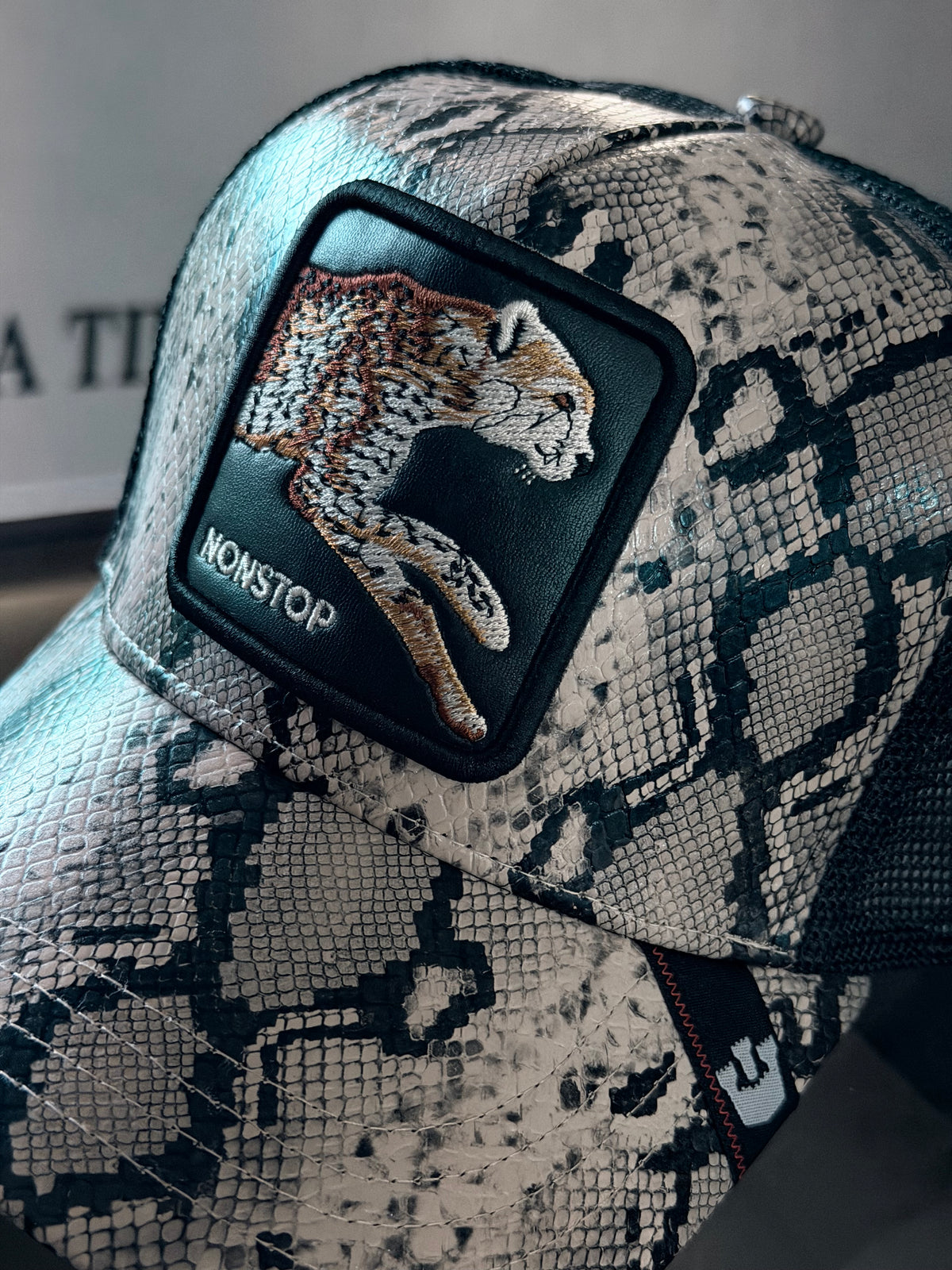 GORRA GOO NEGRA ESCAMAS PUMA