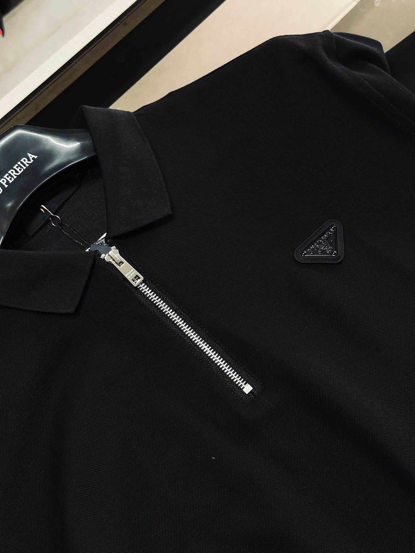 CAMISETA POLO PRA NEGRA CREMALLERA PLACA MET NEGRA