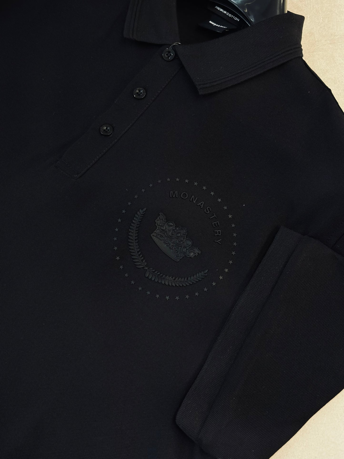 CAMISETA POLO MON NEGRA CORONA ENGOMADA