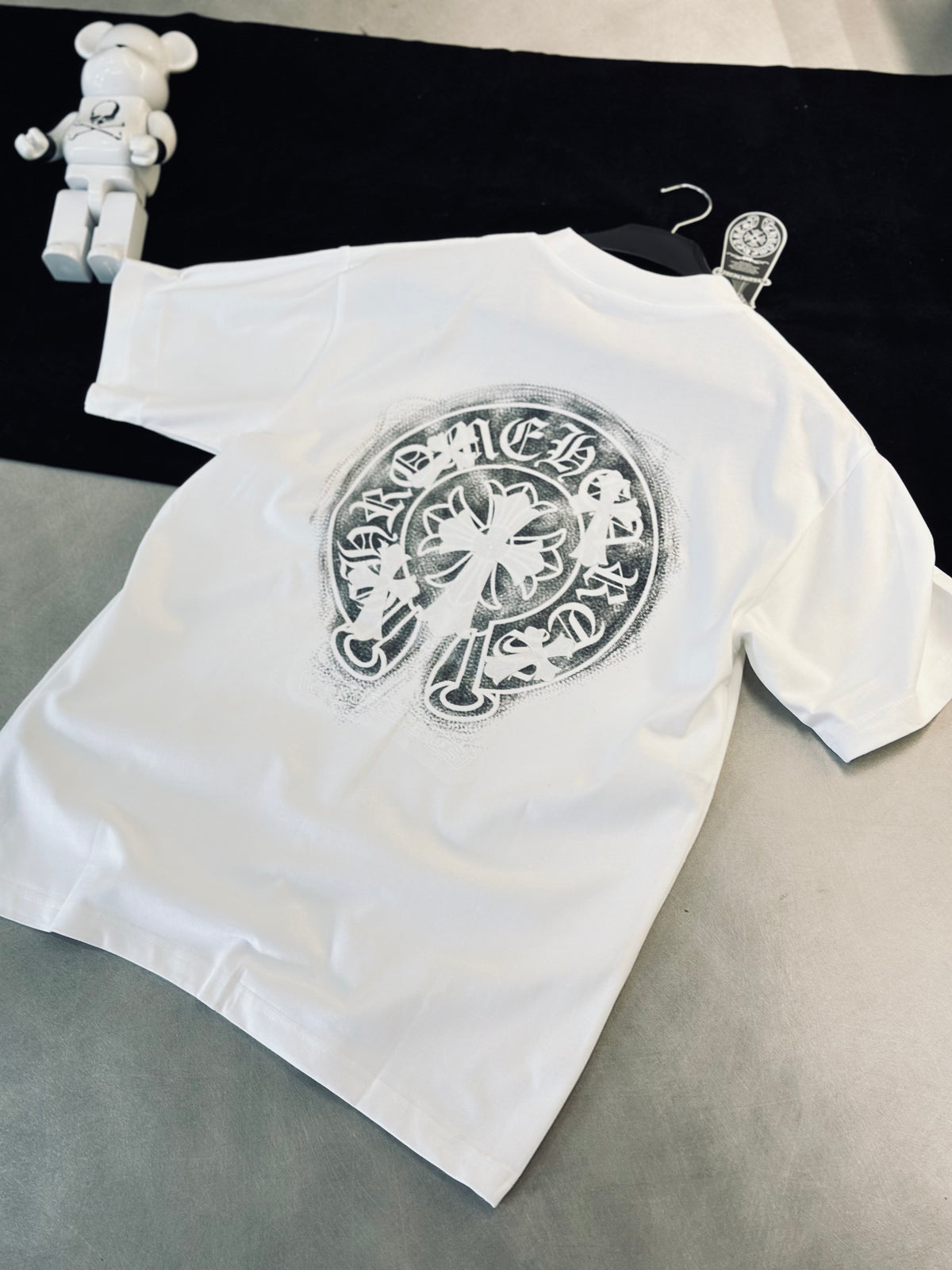CAMISETA OVERSIZE CHR BLANCA CRUZ FONDO GRIS