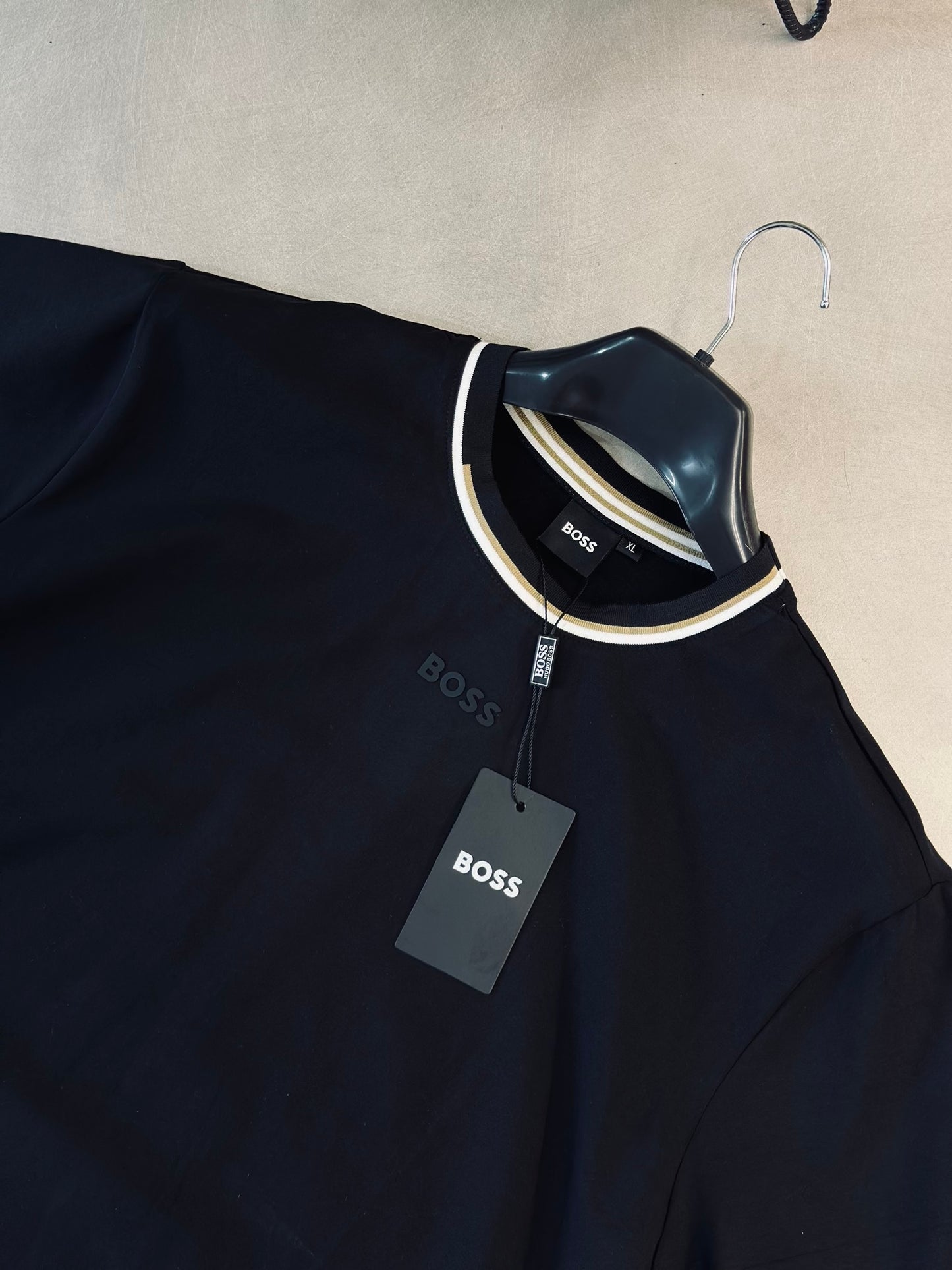 CAMISETA SLIM BOS NEGRA DETALLE CUELLO CAFÉ