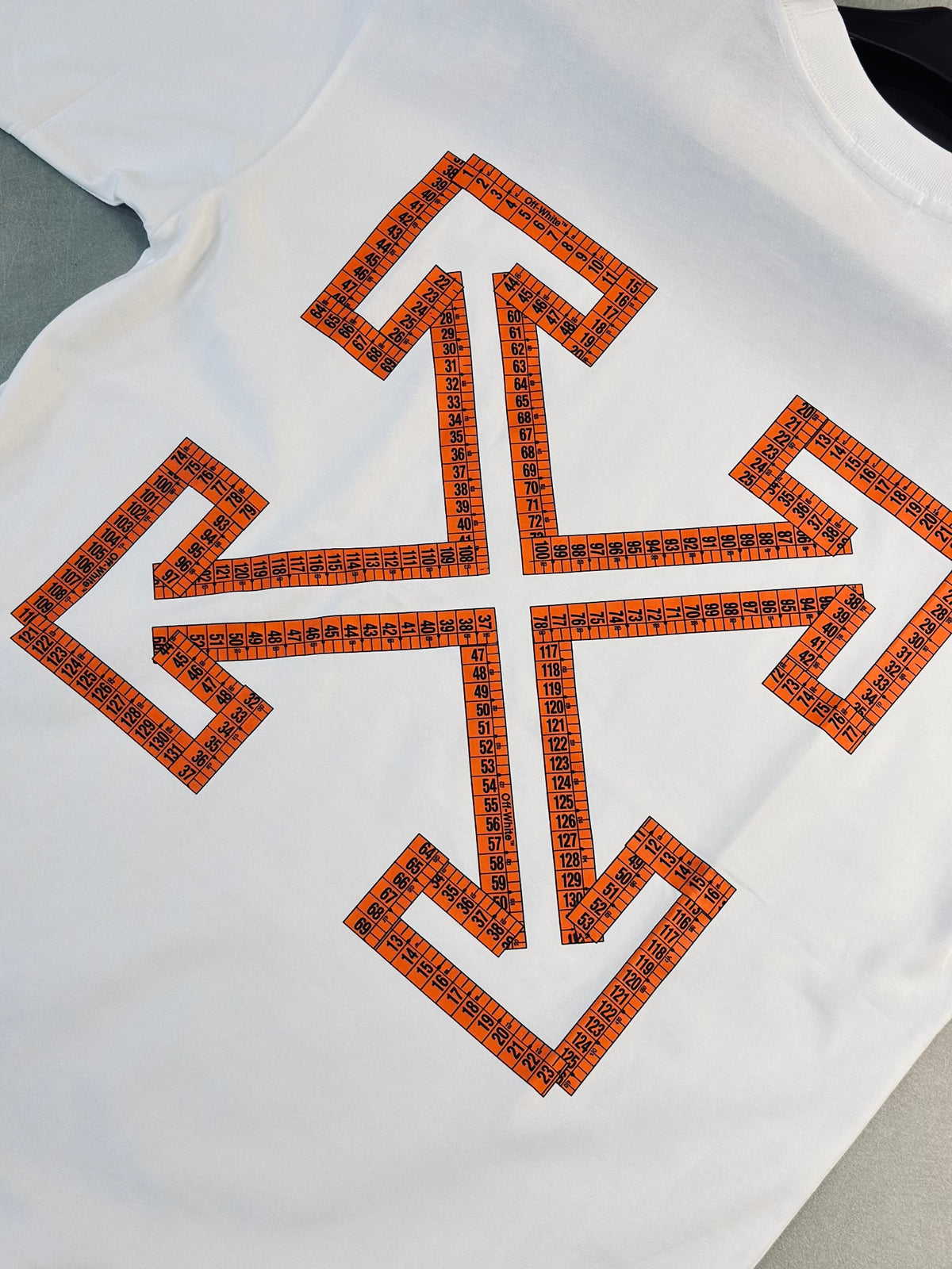 CAMISETA OVERSIZE OFF BLANCA "X" METRO NARANJA
