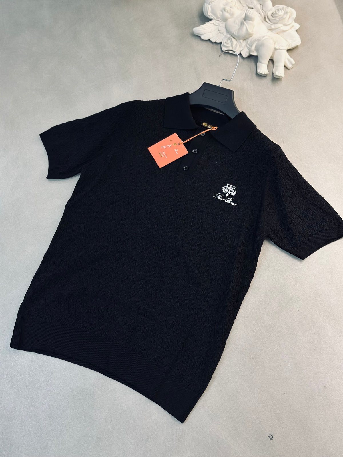 CAMISETA POLO LOR NEGRA TEJIDO BORDADO BLANCO