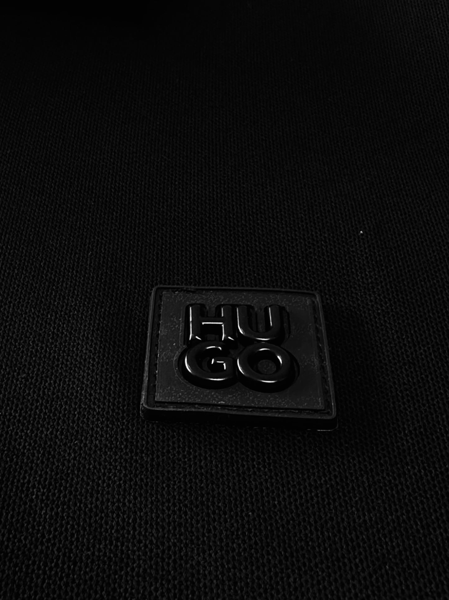 CAMISETA POLO HUG NEGRA PLACA MET NEGRA