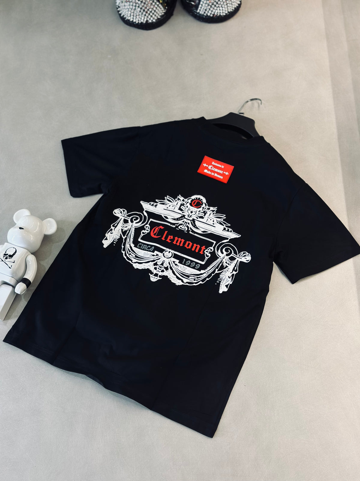 CAMISETA SLIM CLE NEGRA C ROJA ESCUDO