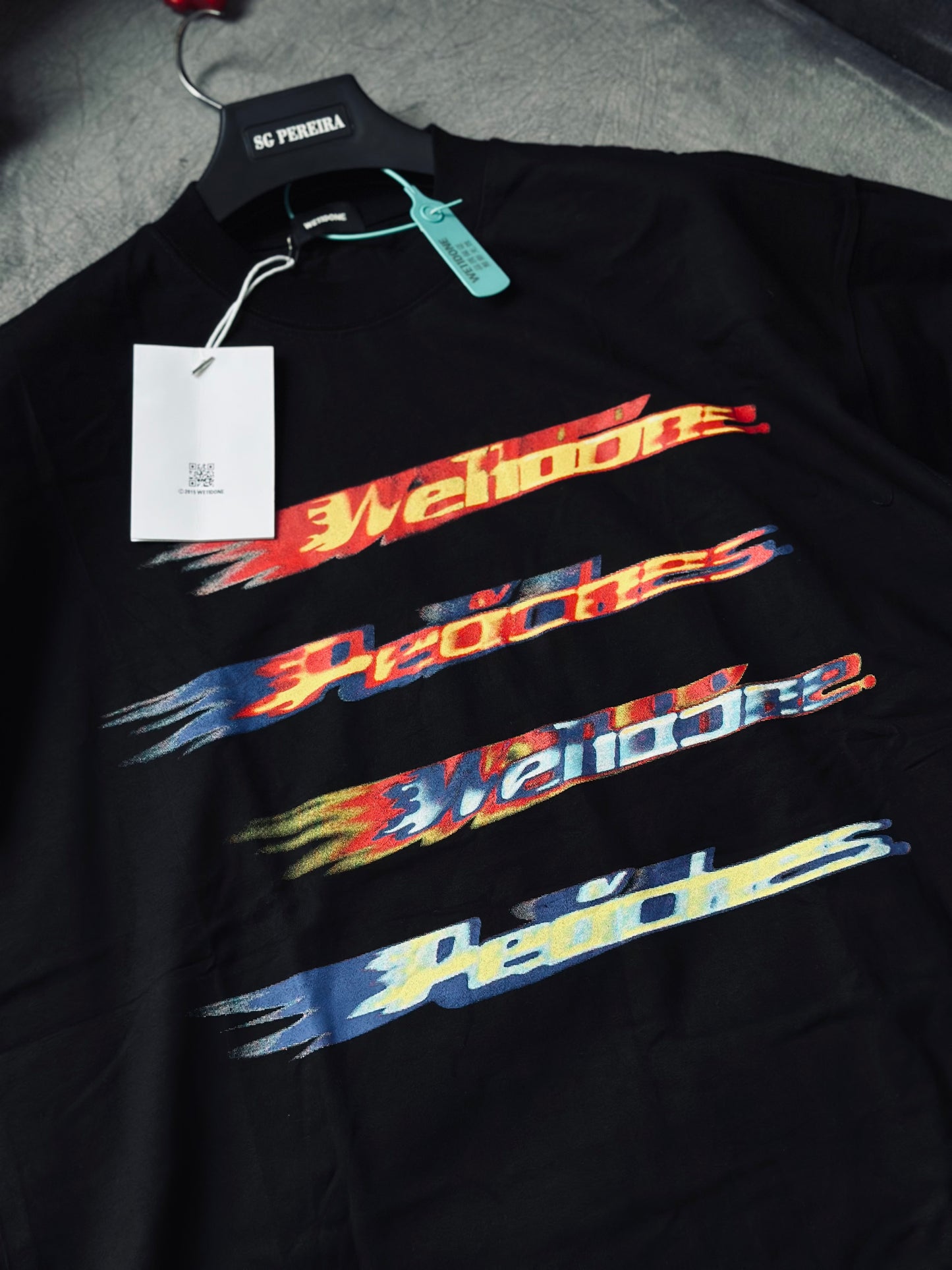 CAMISETA OVERSIZE WE1 NEGRA PEACHES