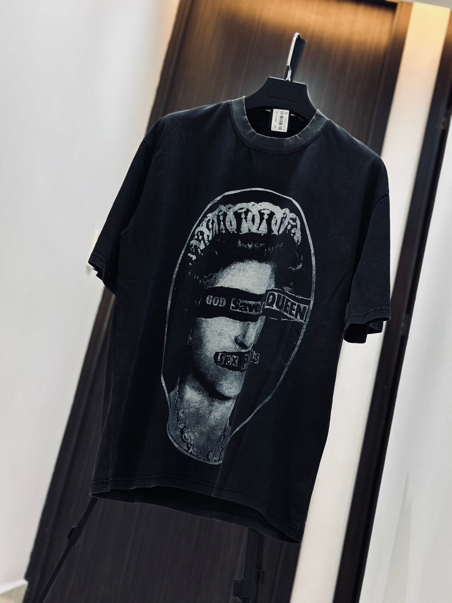 CAMISETA OVERSIZE SAI GRIS OSCURO GOD SAVE