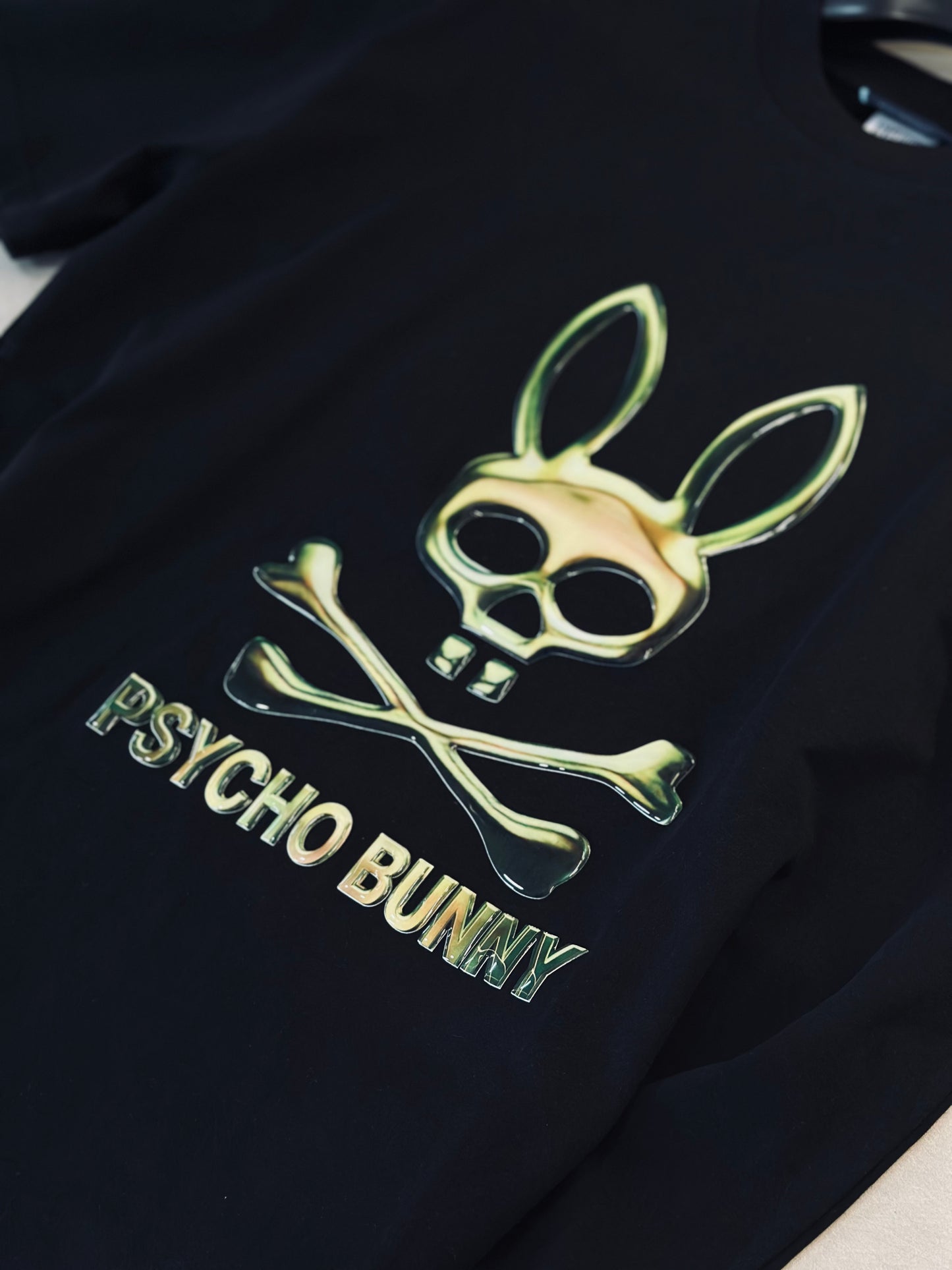 CAMISETA OVERSIZE PSY NEGRA CONEJO ENGOMADO VERDE