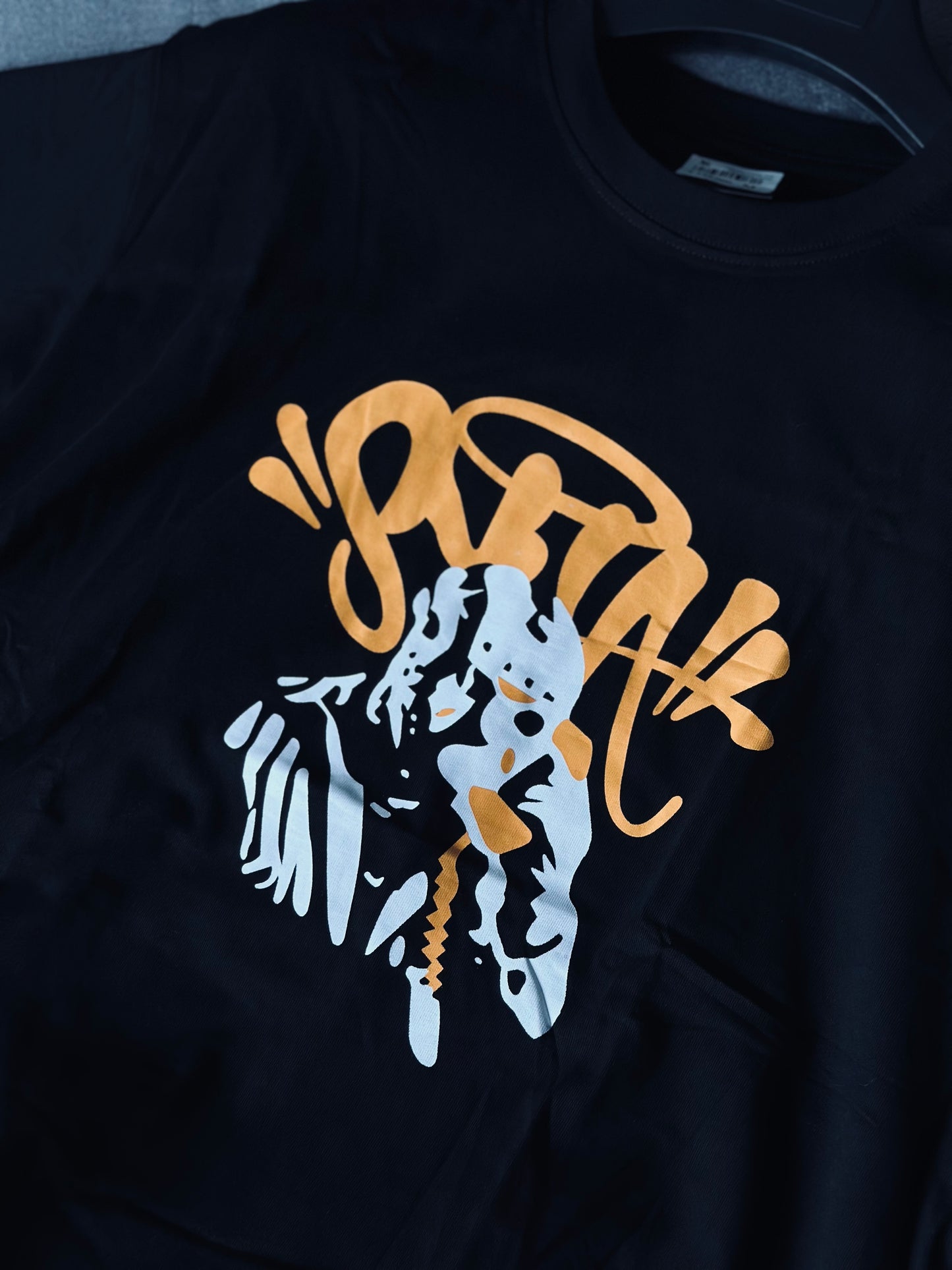 CAMISETA OVERSIZE SYN NEGRA DETALLE NARANJA