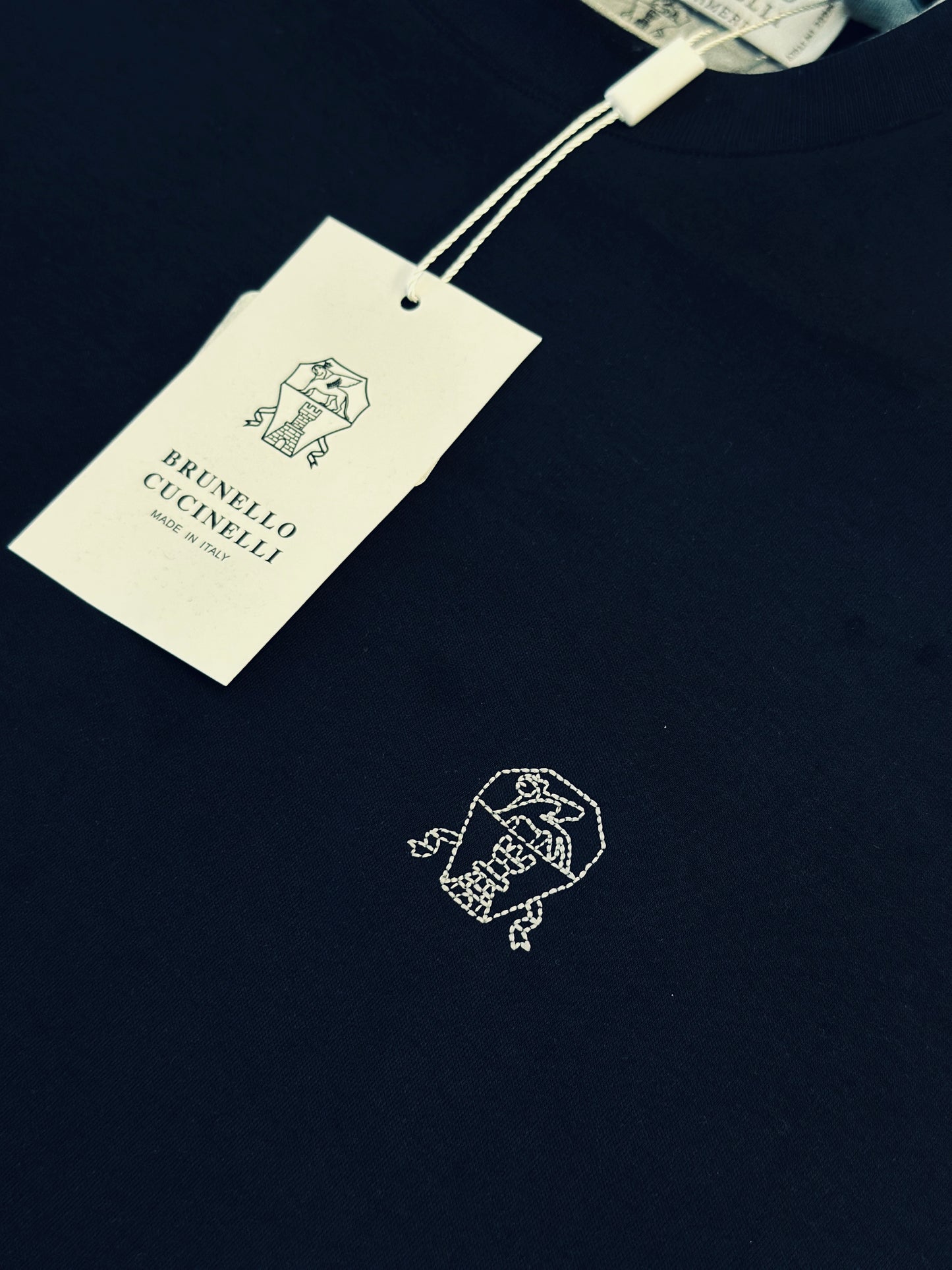 CAMISETA SLIM BRU AZUL OSCURO LOGO TEJIDO