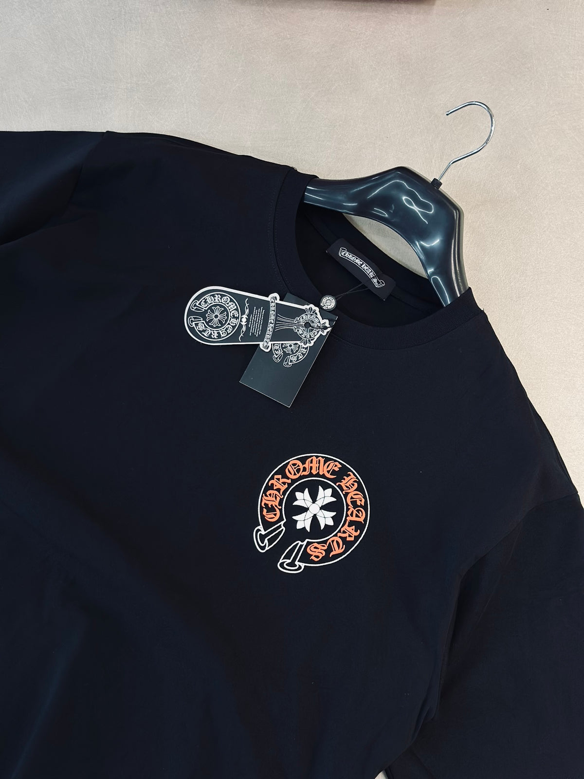 CAMISETA OVERSIZE CHR NEGRA LETRA NARANJA