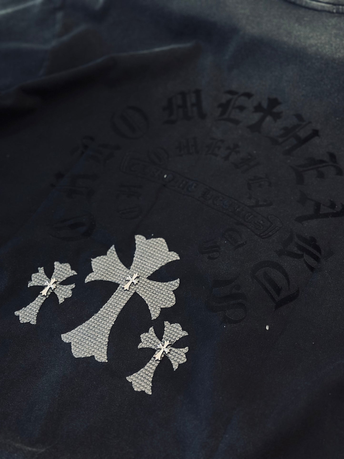 CAMISETA OVERSIZE CHR GRIS OSCURO CRUZ TEJIDO PLACA MET