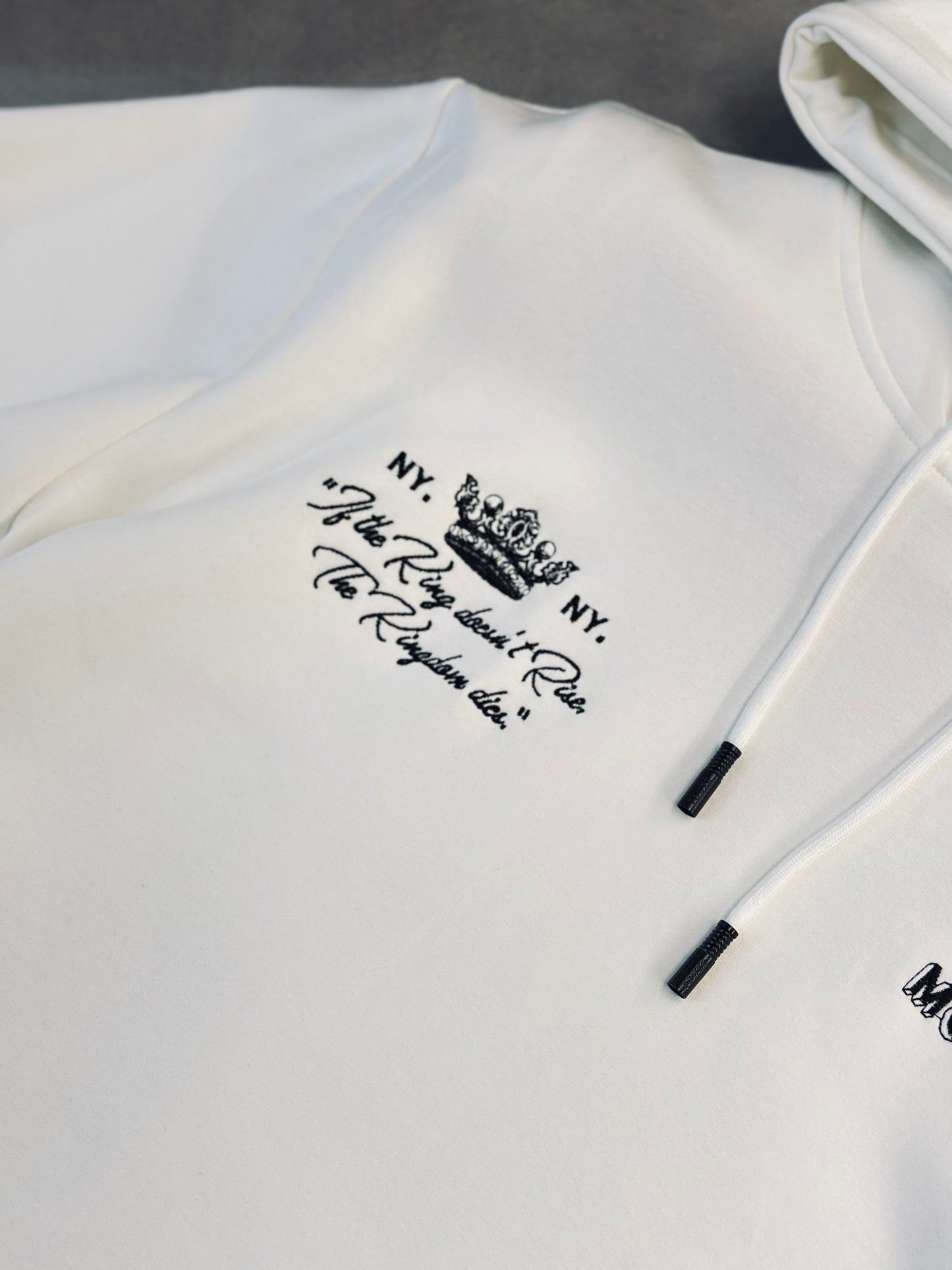 HOODIE MON BLANCO CORONA BORDADO