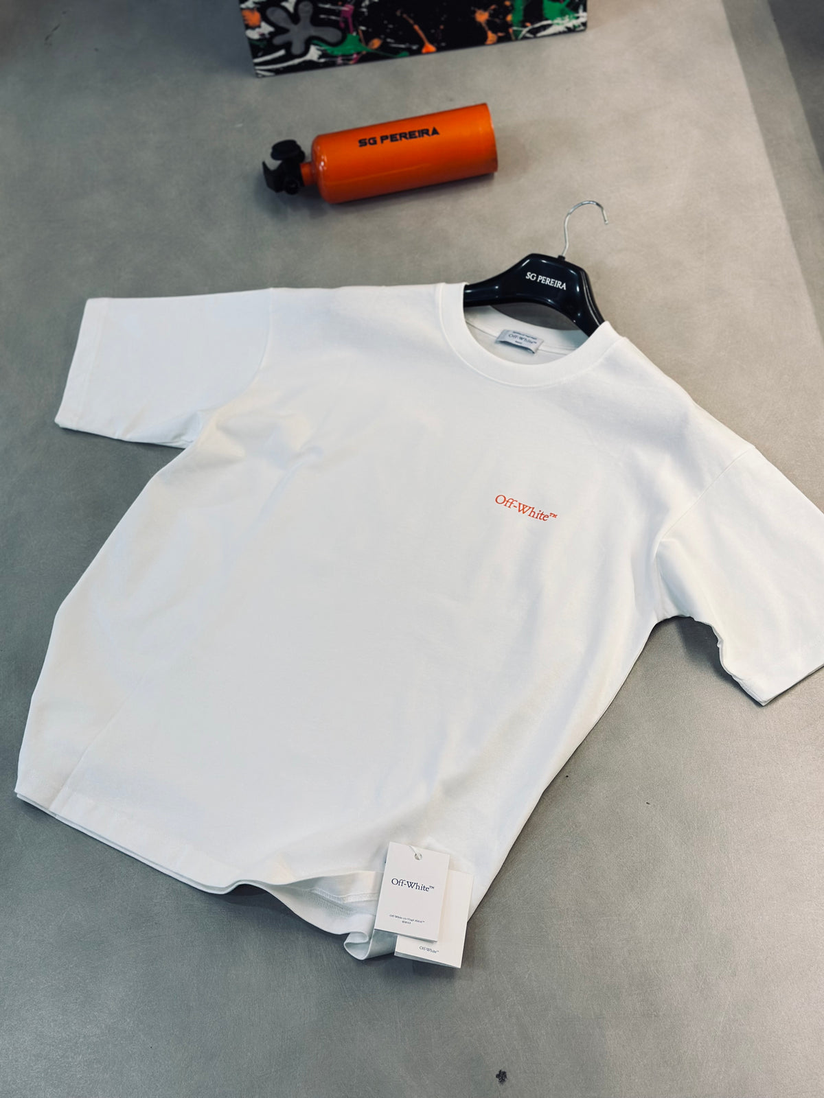 CAMISETA OVERSIZE OFF BLANCA "X" METRO NARANJA