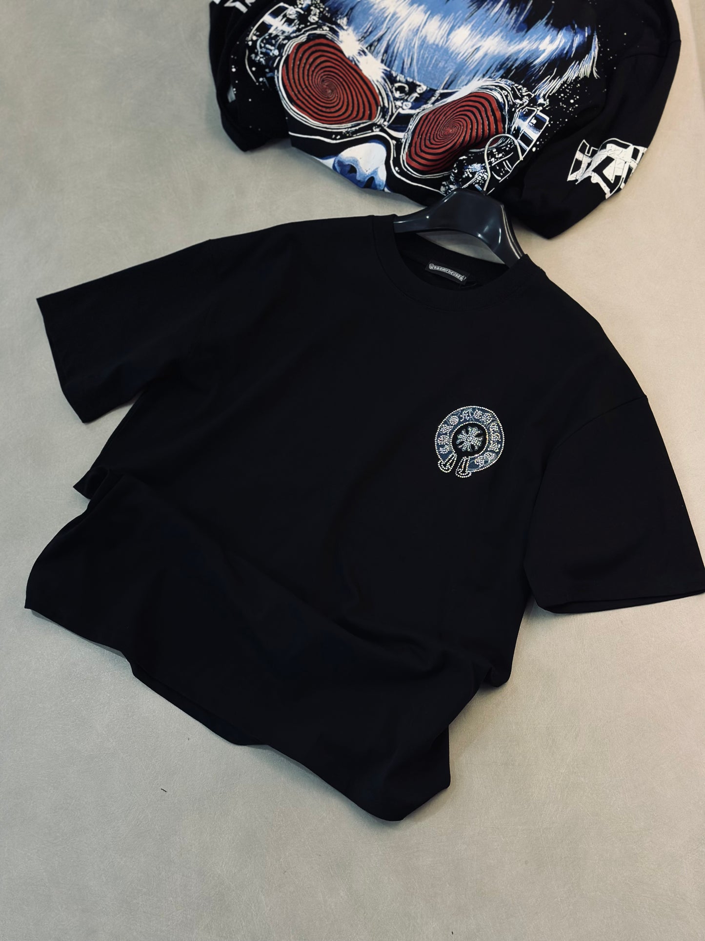 CAMISETA OVERSIZE CHR NEGRA LOGO AZUL RHINESTONE