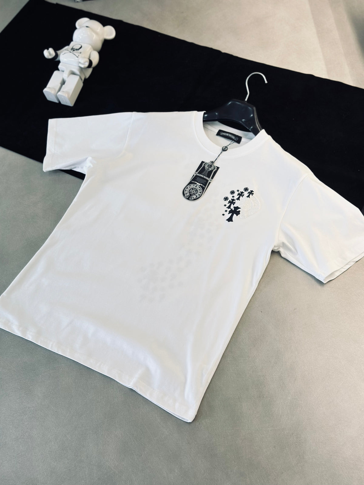 CAMISETA OVERSIZE CHR BLANCA CRUCES TEJIDO NEGRO